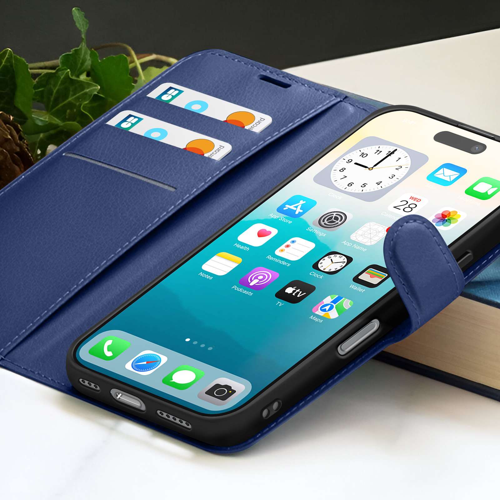 Een smartphone in een blauwe leren hoes toont apps. Creditcards zijn zichtbaar in een kaartsleuf. Klimop op de achtergrond.
