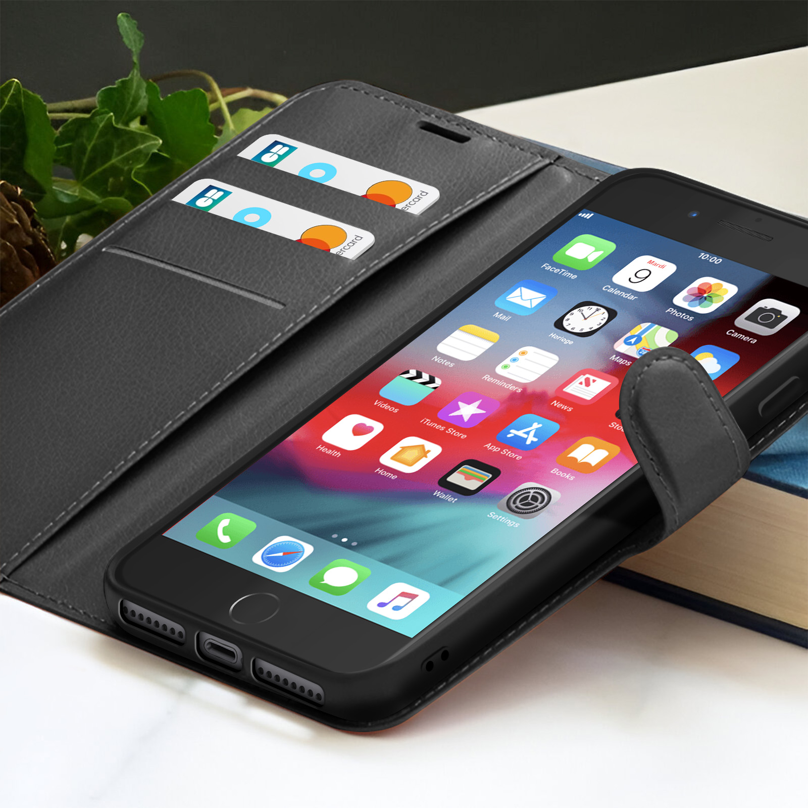 Un téléphone noir est ouvert dans un étui portefeuille gris foncé. L'écran du téléphone affiche des icônes d'applications. Deux cartes de crédit sont dans la fente.