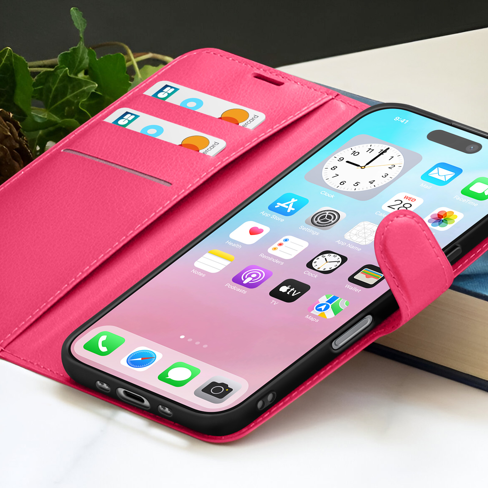 Un étui de téléphone rose avec un téléphone affichant des icônes d'applications. Deux cartes de crédit sont dans l'étui. Une horloge est à l'écran.