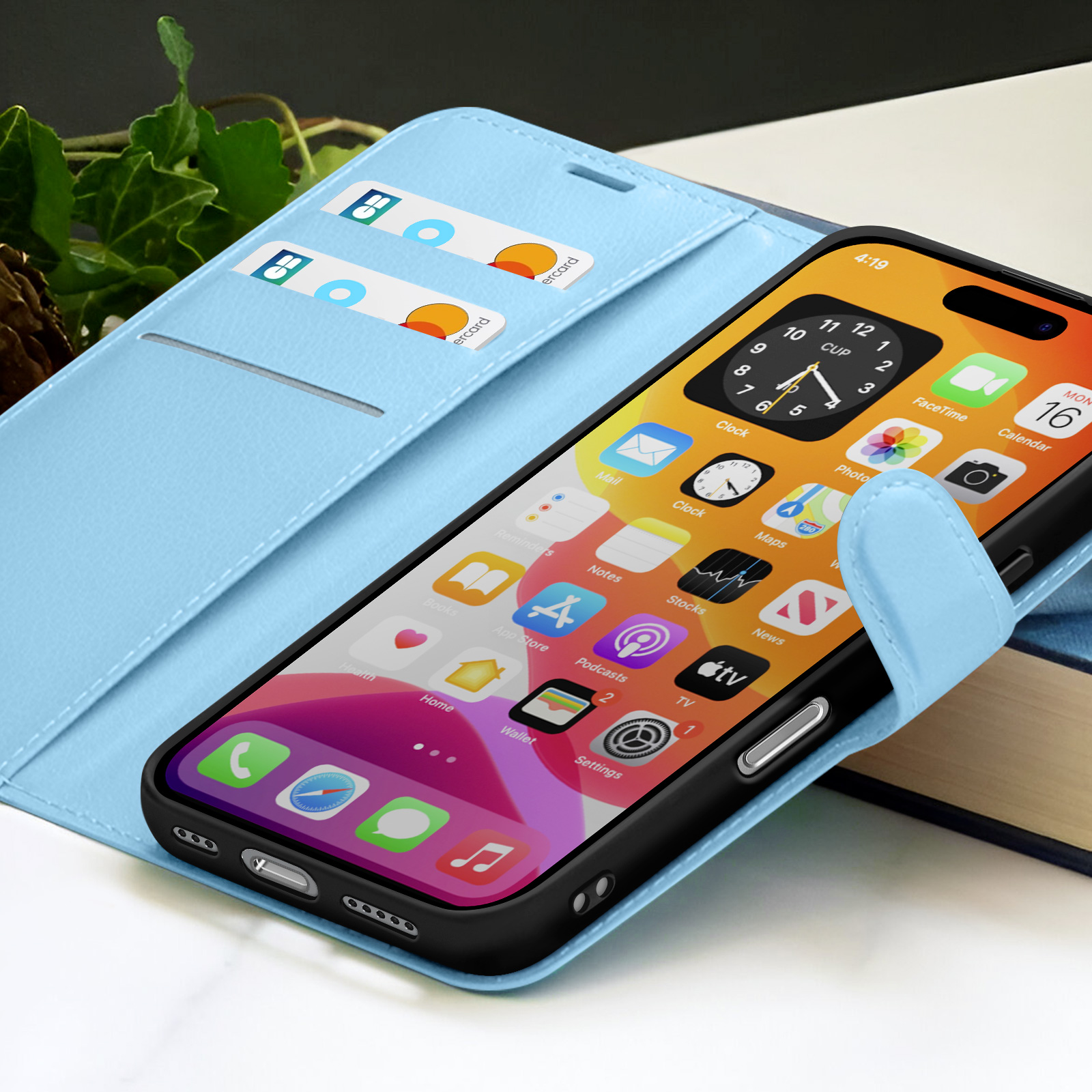 Un iPhone con schermo colorato all'interno di una custodia azzurra. Le carte sono nella custodia e un libro sullo sfondo.