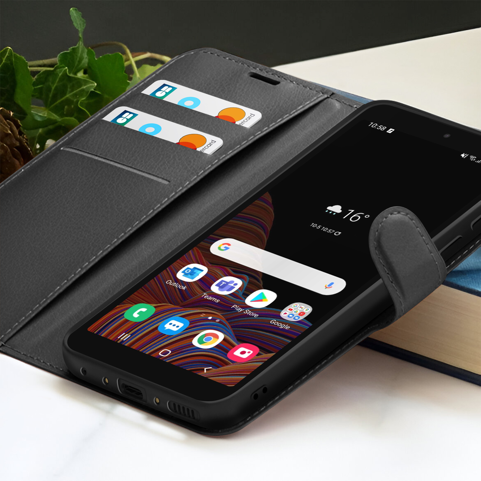 Un smartphone dans un étui noir, affichant des applications et des informations météorologiques. Cartes de crédit visibles dans les fentes.