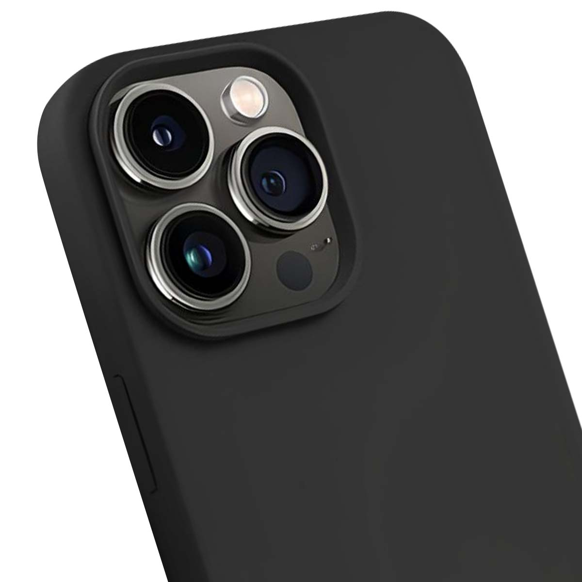 Primo piano di una custodia per telefono nera con tre obiettivi e un flash. La custodia è opaca e gli obiettivi sono bordati d'argento.