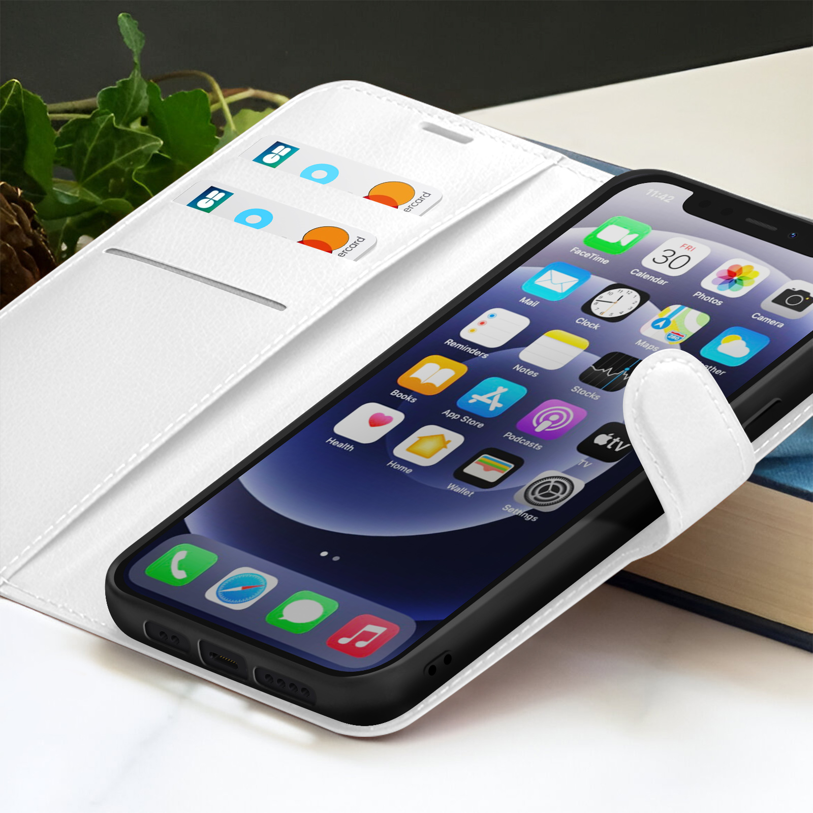 Un iPhone in una custodia bianca mostra icone di app. Carte di credito nella custodia. Lo schermo mostra ora e data.