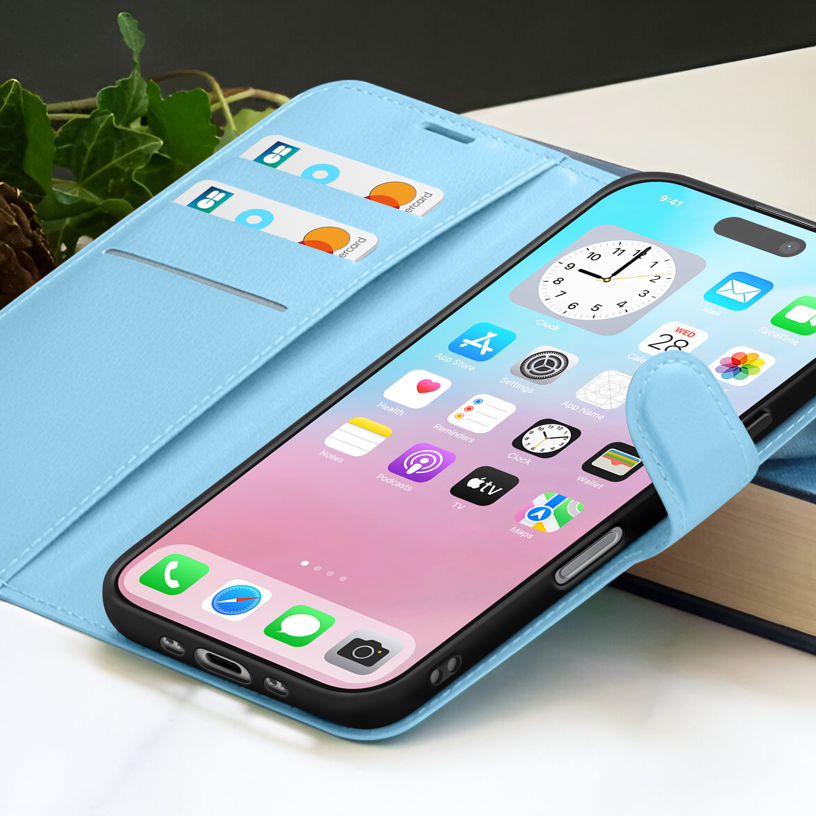 iPhone in custodia azzurra, mostra la schermata iniziale. Due carte di credito in uno slot. Sfondo sfocato.