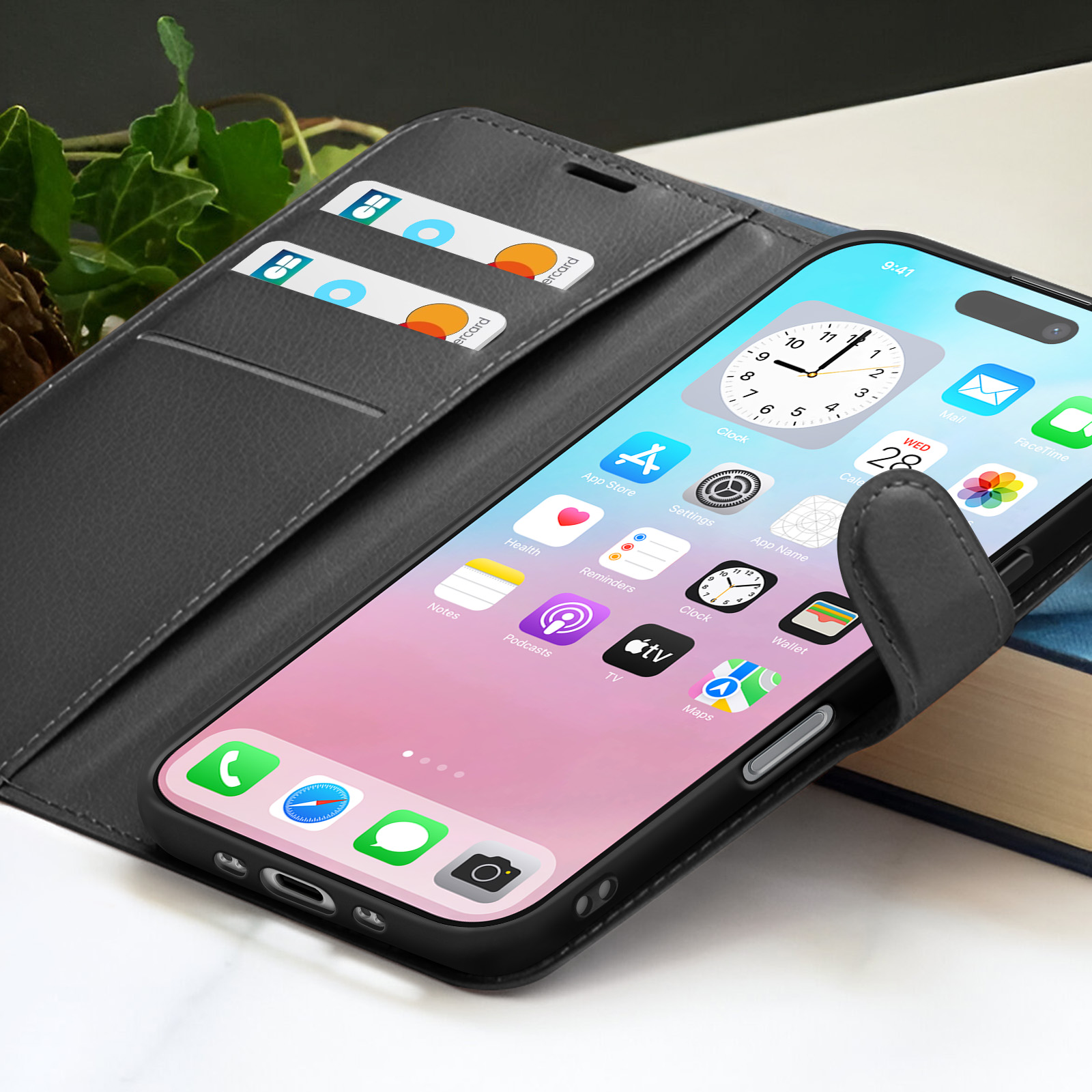 Een iPhone in een zwarte hoes, open om het scherm te laten zien. Creditcards in de gleuven.