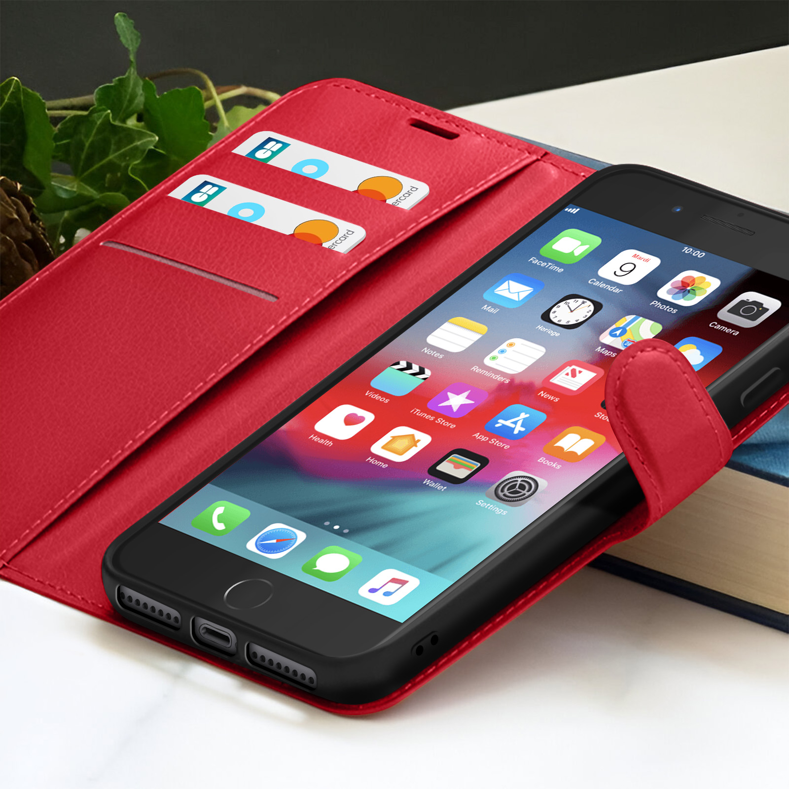 Un étui de téléphone rouge avec un téléphone à l'intérieur. Cartes de crédit dans l'étui. Le téléphone affiche des icônes d'applications.
