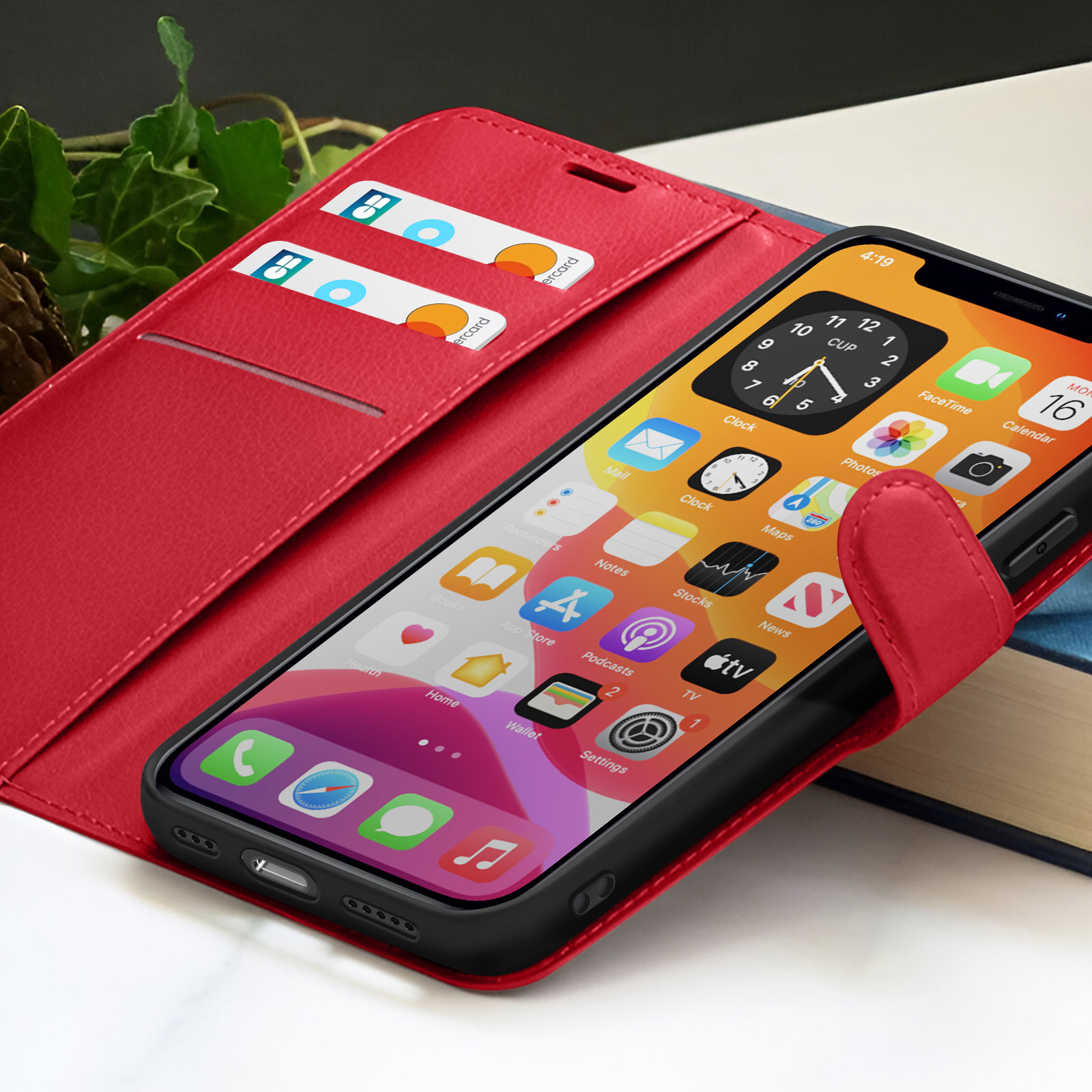 Rode telefoonhoes met telefoon die app-iconen toont. Kaarten zichtbaar. Achtergrond: boek en bladeren.