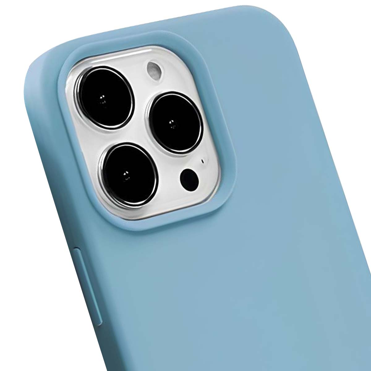 Primo piano di una custodia per telefono azzurra. Mostra il modulo fotocamera con tre obiettivi e un flash. Lo sfondo è sfocato.