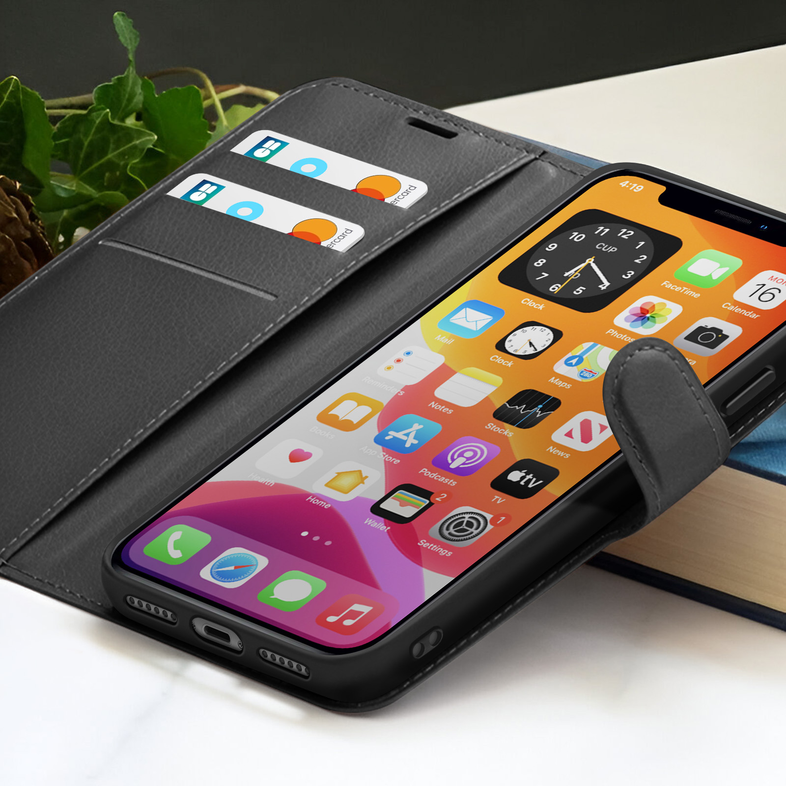 Uno smartphone in una custodia nera con carte di credito. Lo schermo mostra icone di app.