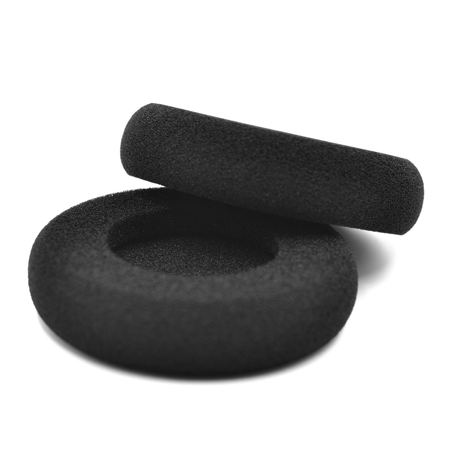 Zwei schwarze Ohrenschützer aus Schaumstoff. Einer ist rund, der andere hat eine halb-zylindrische Form, beide mit poröser Textur, vor weißem Hintergrund.