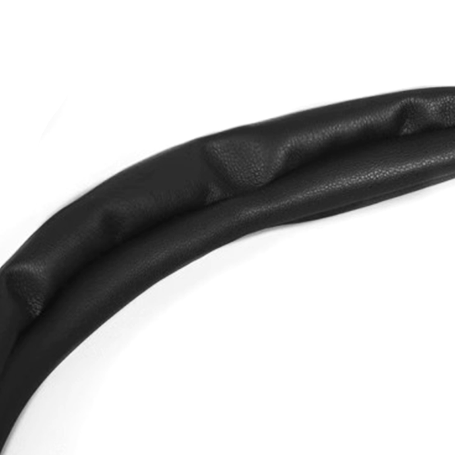 Zbliżenie zakrzywionego, czarnego skórzanego przedmiotu o teksturowanej powierzchni na białym tle.