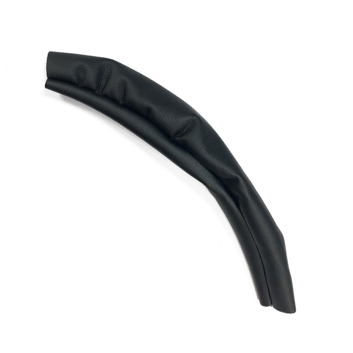 Zakrzywiony, czarny, wyściełany przedmiot, prawdopodobnie element zagłówka, leży na białym tle. Obiekt ma teksturowaną powierzchnię.