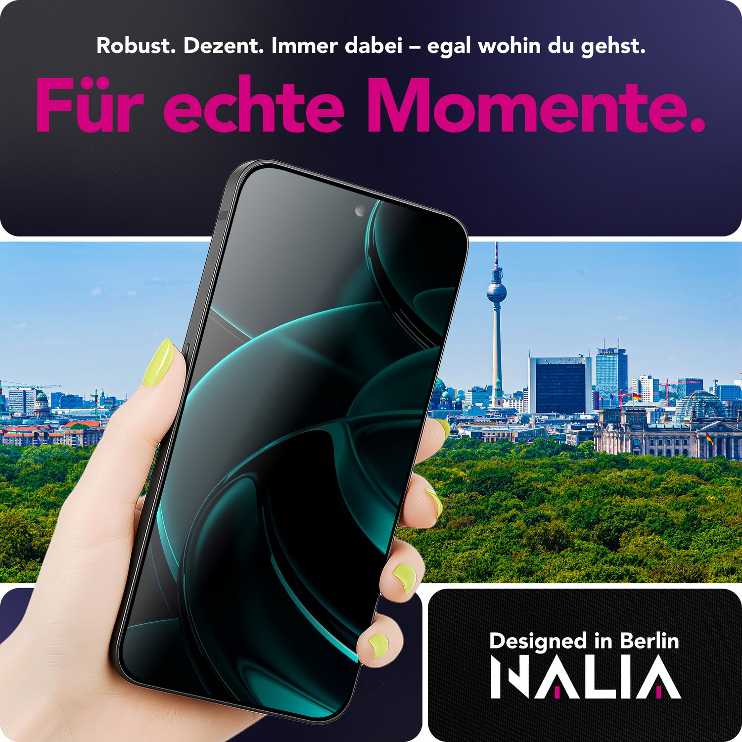 Une main tient un téléphone avec un paysage urbain de Berlin en arrière-plan. Le texte sur le téléphone dit 'Für echte Momente'.