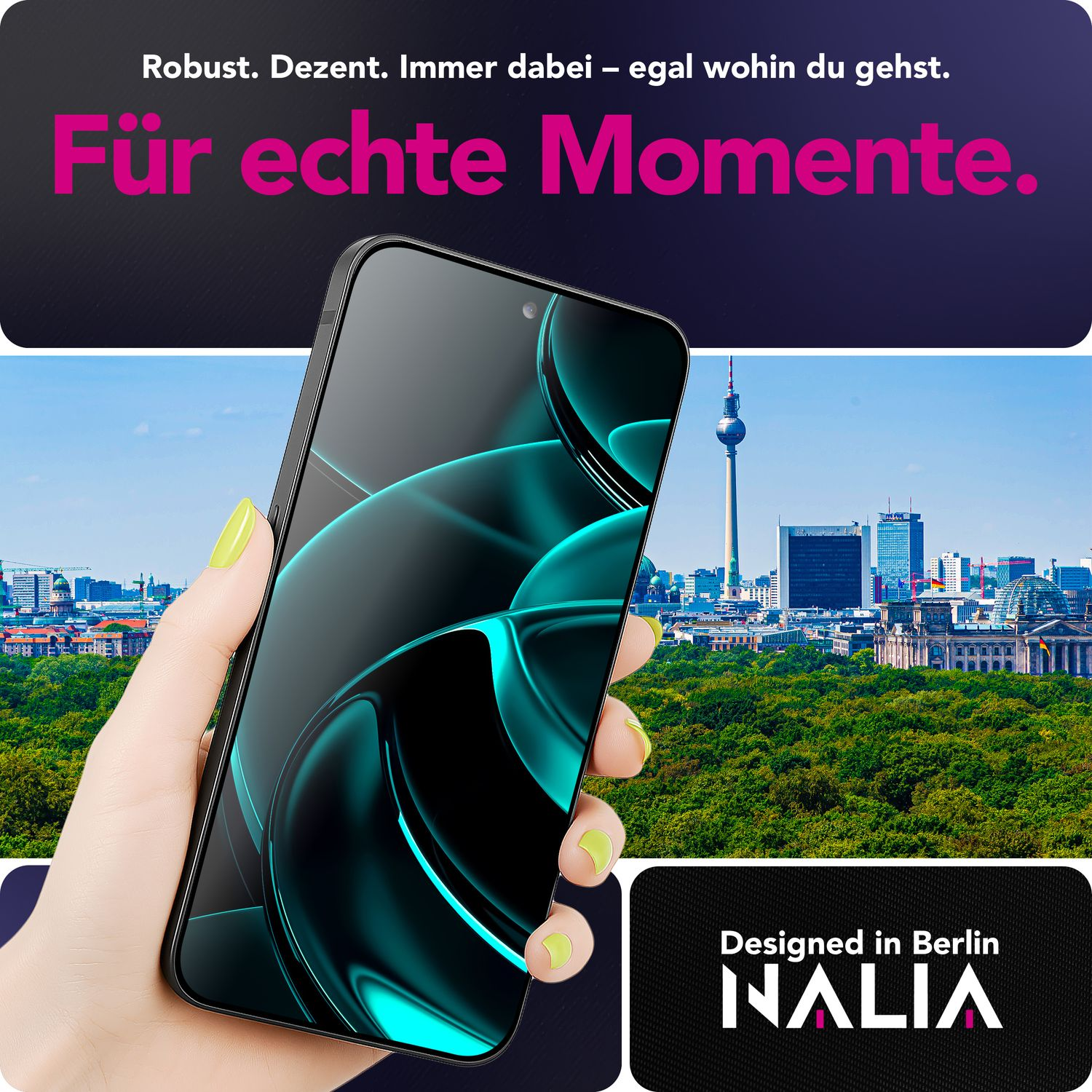 Une main tenant un téléphone présentant l'horizon de la ville avec la tour de télévision de Berlin. Le texte dit 'Für echte Momente' et 'Designed in Berlin'.