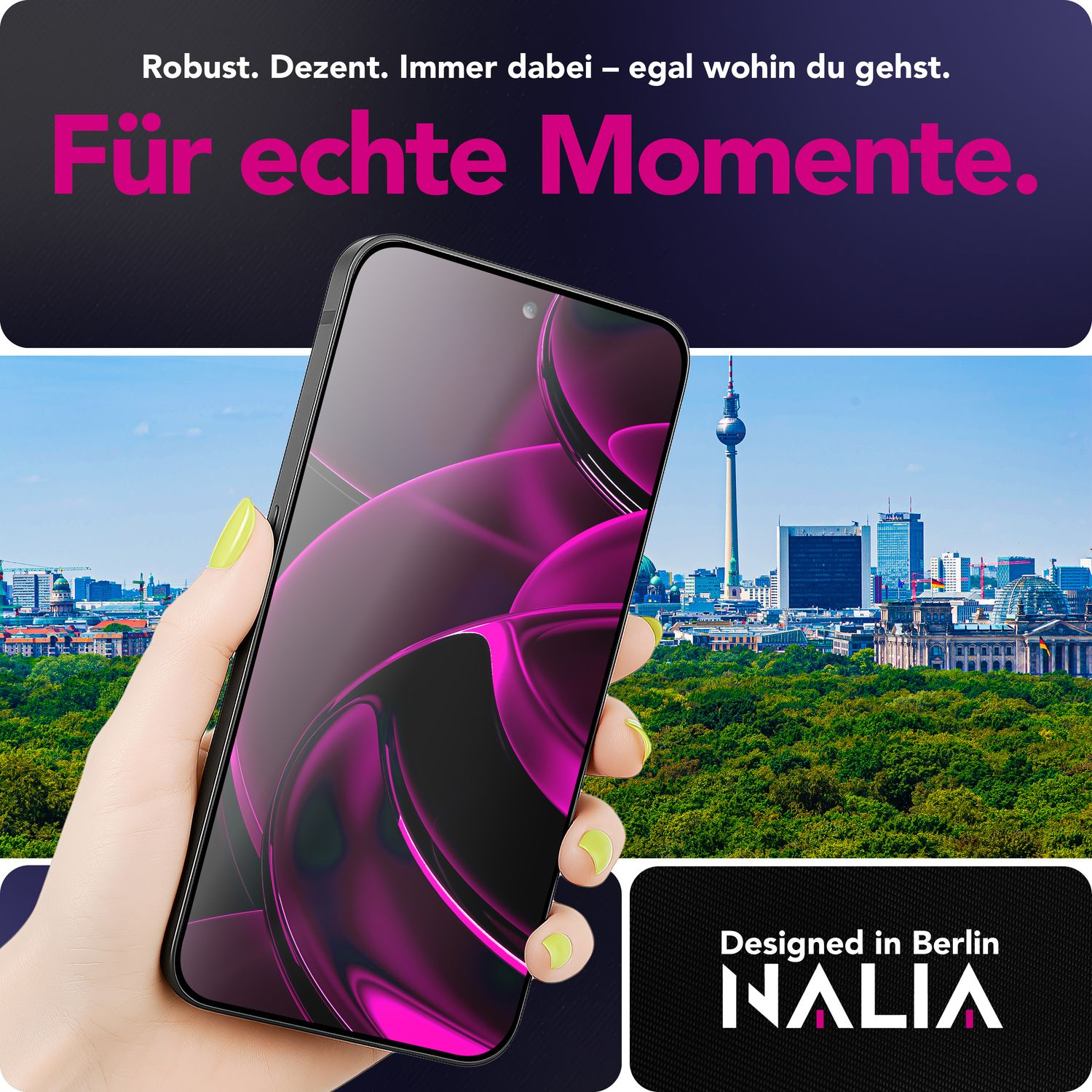 Main tenant un téléphone avec fond de Berlin. Le téléphone affiche un design abstrait rose. Texte : Designed in Berlin. Logo NALIA.
