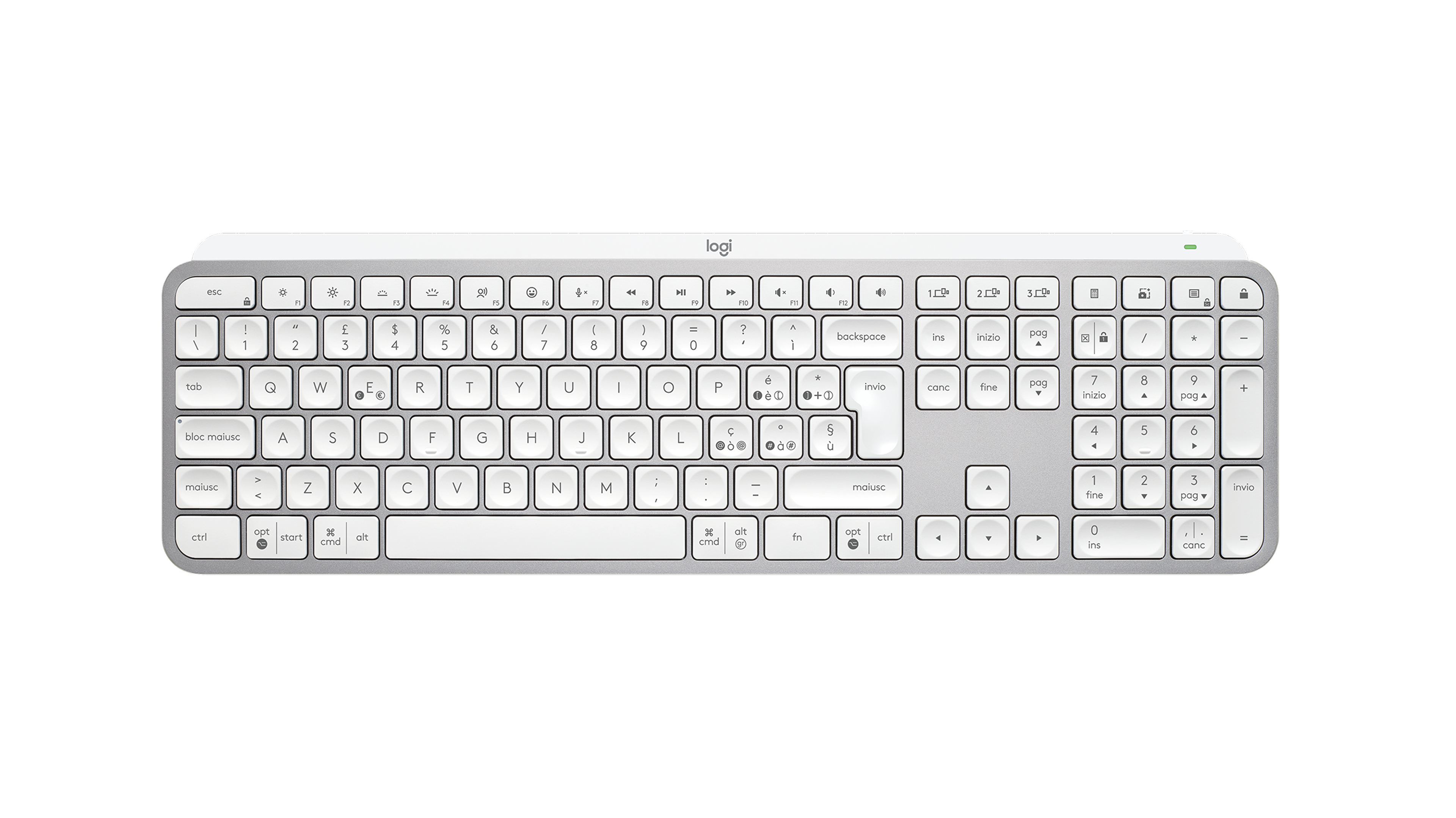 Eine silberne Logitech-Tastatur mit weißen Tasten, Buchstaben und Symbolen, isoliert auf weißem Hintergrund.