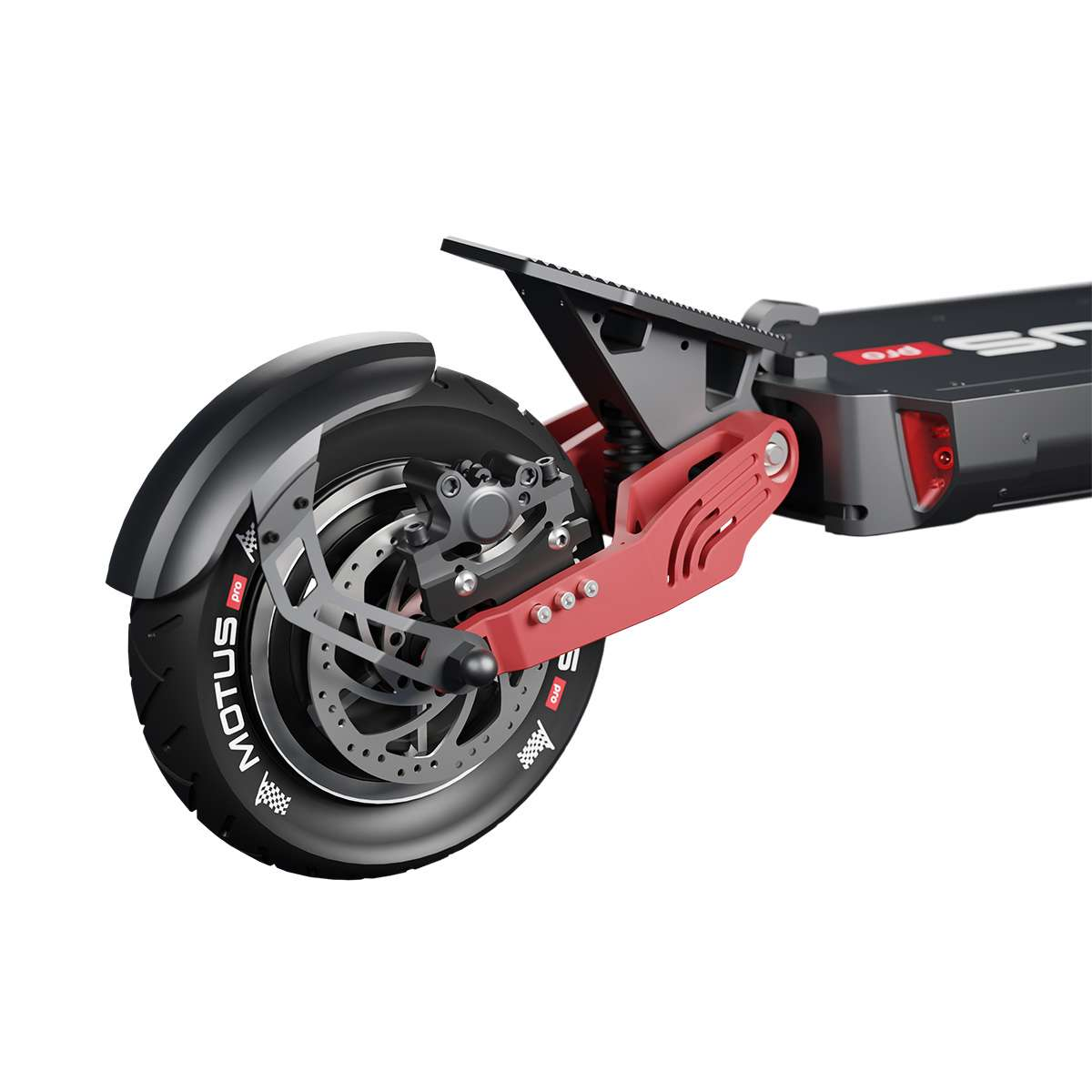 Zbliżenie tylnego koła hulajnogi elektrycznej. Czarna opona z białym napisem, czerwone zawieszenie i srebrny hamulec tarczowy. Hulajnoga jest czarna i szara.