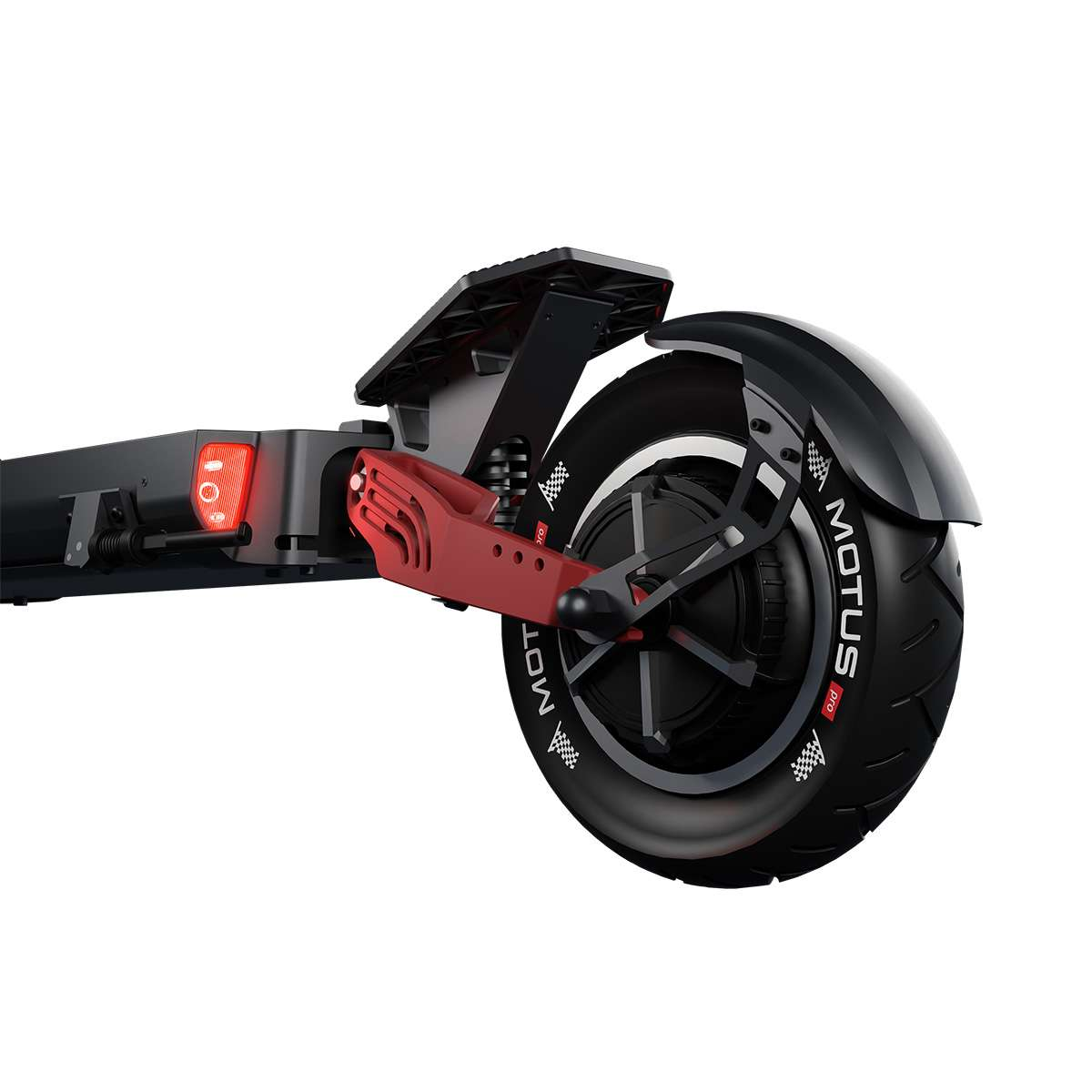 Zbliżenie na hulajnogę elektryczną. Czarna rama z czerwonymi akcentami. Duża czarna opona z napisem 'MOTUS PRO'. Czerwone światło tylne.
