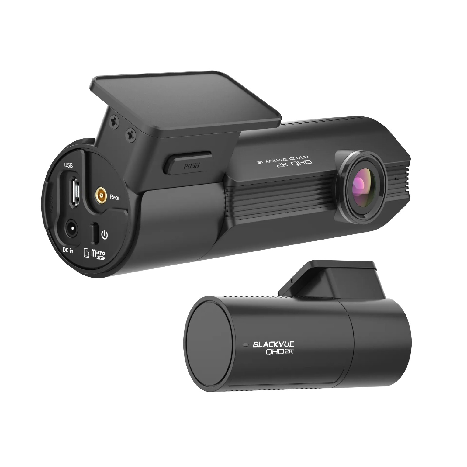 Twee zwarte dashcams. Eén heeft een scherm en lens. Beide hebben merknamen. USB- en stroomingangen zijn zichtbaar.