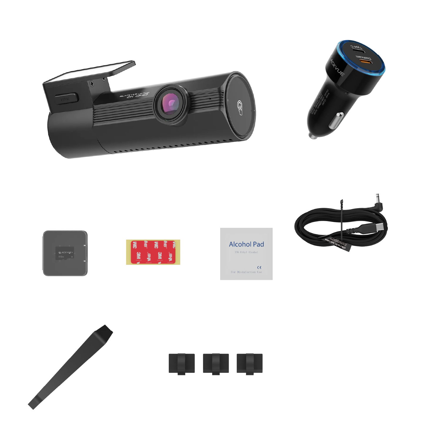 Une collection d'accessoires de voiture : une caméra de tableau de bord, un chargeur de voiture, un câble, des clips, un tampon imbibé d'alcool et des bandes adhésives.