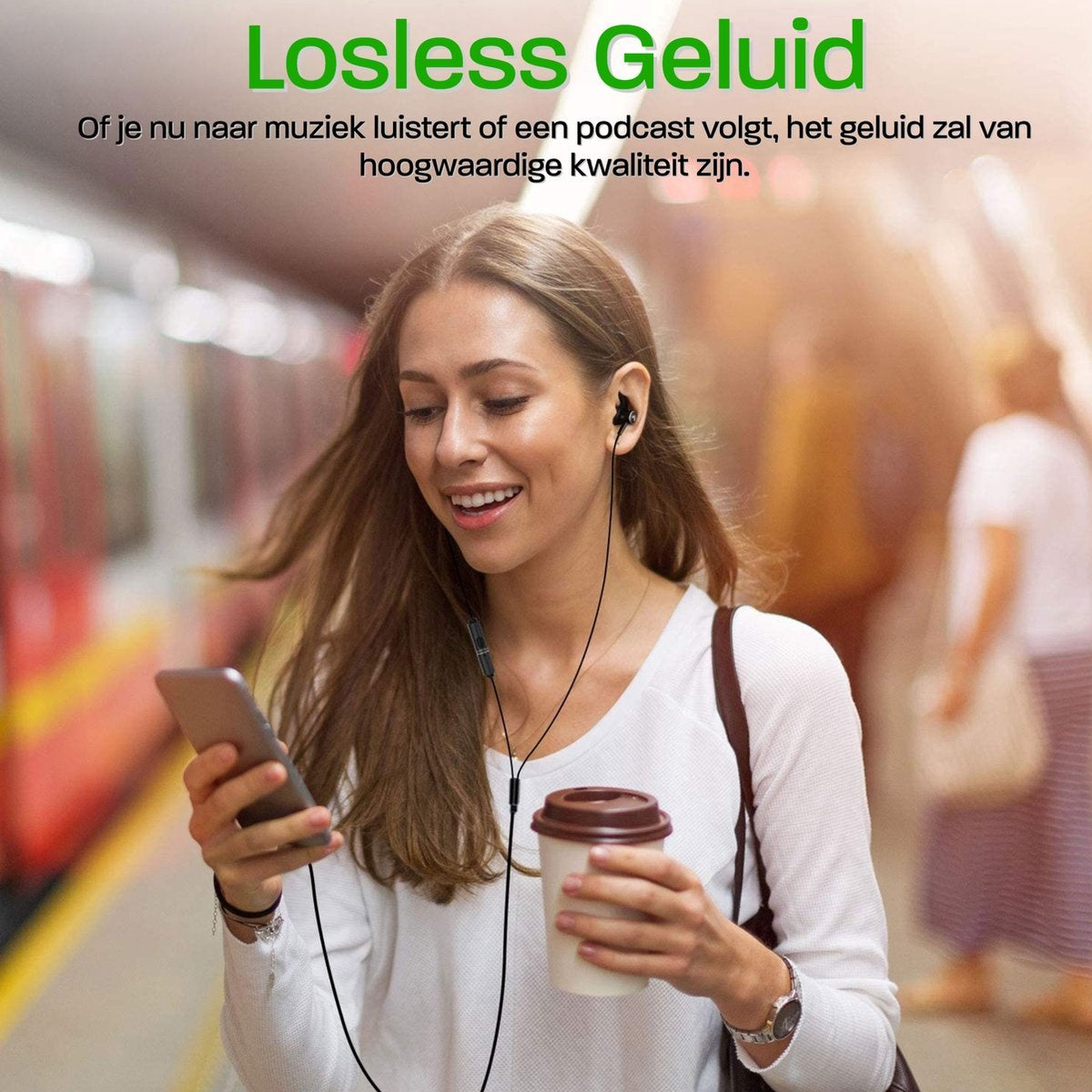 Een vrouw met oortelefoons glimlacht, houdt een telefoon en een koffiekopje vast. Boven staat 'Lossless Geluid'.