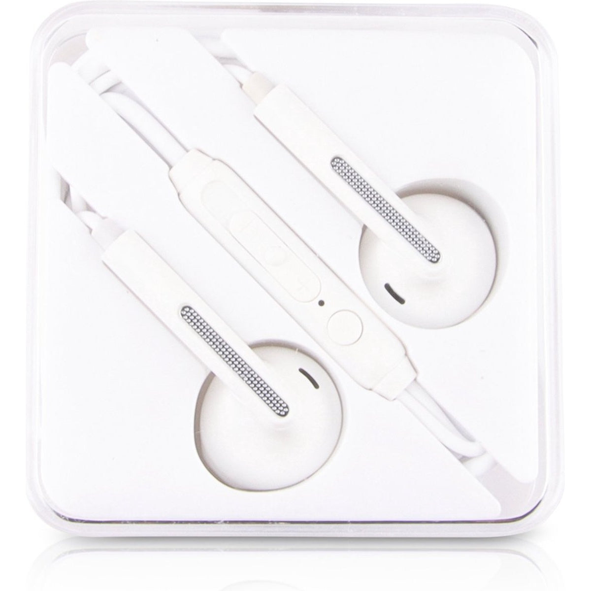 Witte oortelefoons in een doorzichtige plastic doos. Oortelefoons hebben een microfoon en volumeregeling. De achtergrond is wit.