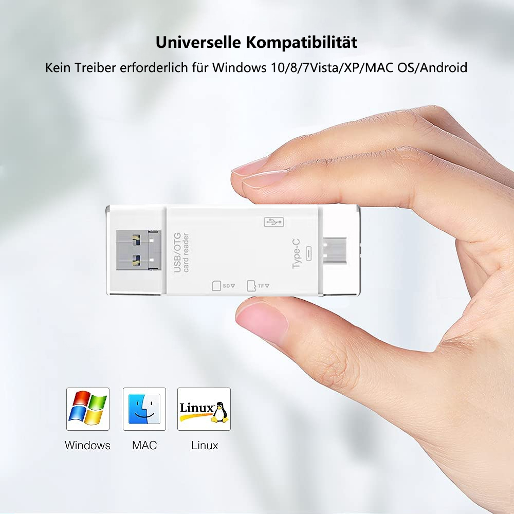 Ein weißer USB/OTG-Kartenleser wird gehalten. Er unterstützt Windows, MAC und Linux. Text sagt Universelle Kompatibilität und kein Treiber erforderlich.