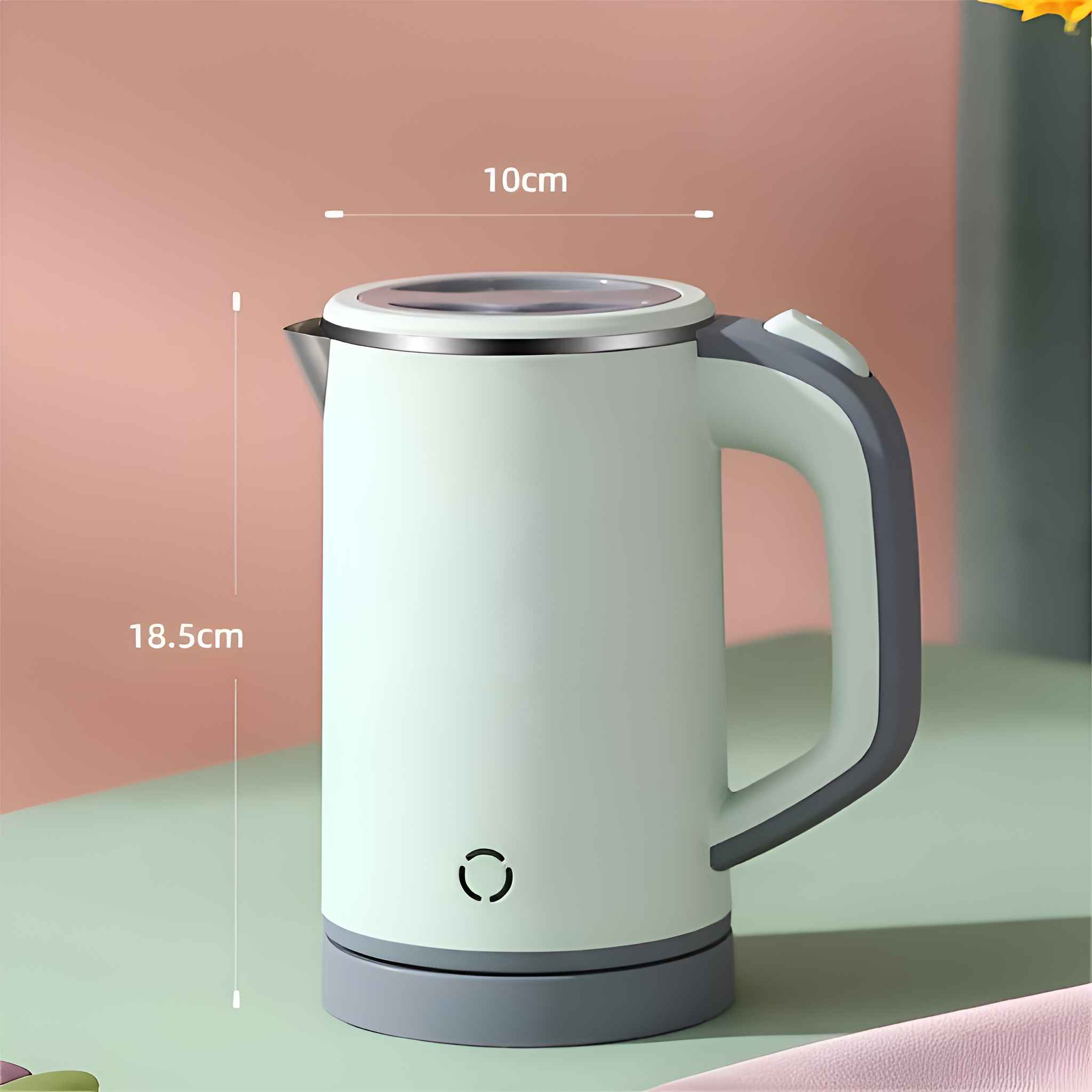 Ein weißer Wasserkocher mit grauem Griff und Boden. Er hat einen silbernen Rand und einen Knopf am Griff vor rosa Hintergrund.