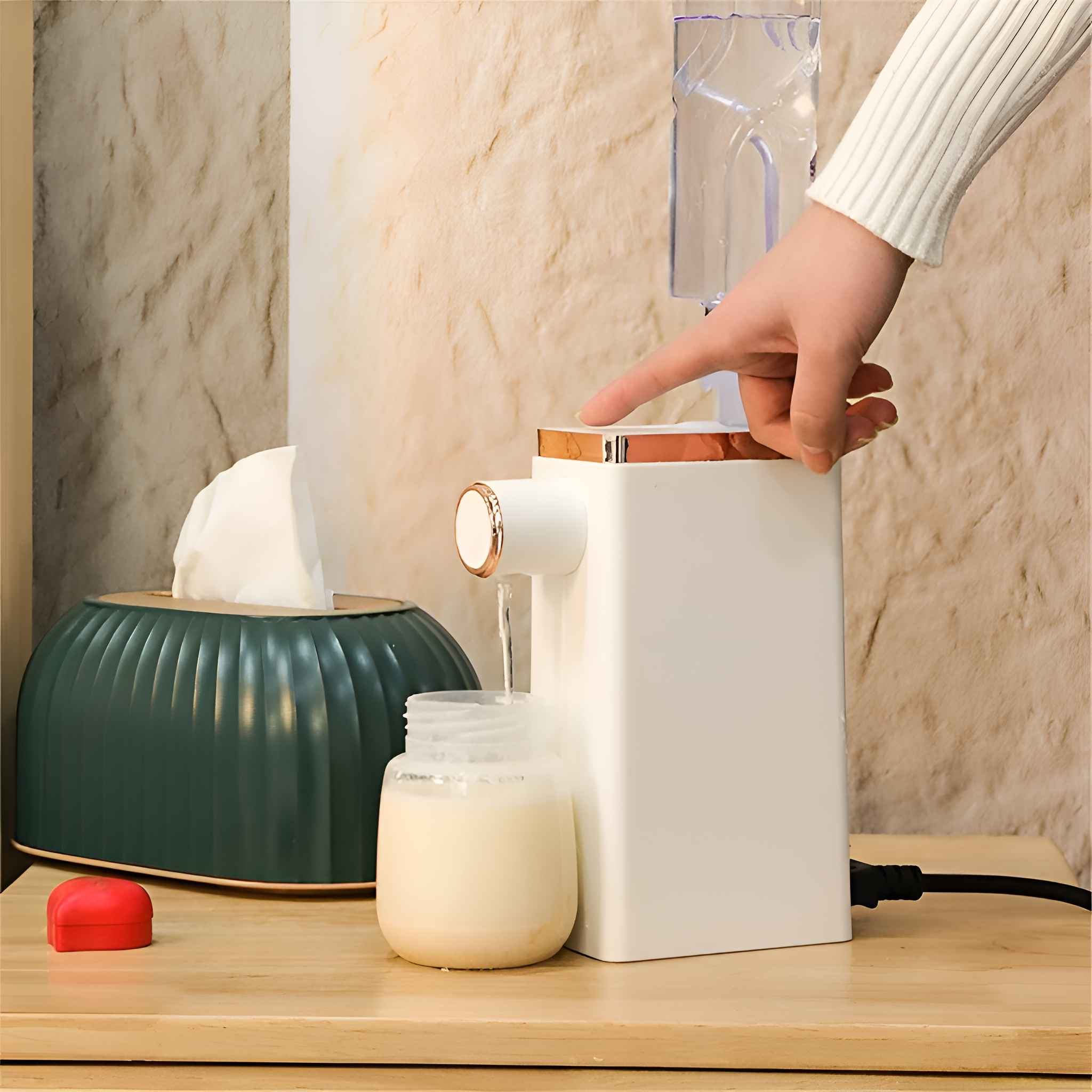 Eine Hand drückt einen Knopf an einer weißen Maschine, die Flüssigkeit in eine Flasche abgibt. Links ist eine Taschentuchbox.