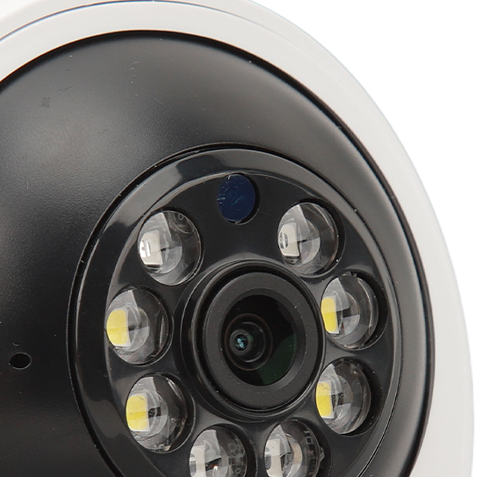Nahaufnahme einer Überwachungskamera. Sie hat eine schwarze Kuppel mit LED-Lichtern und einer zentralen Linse.