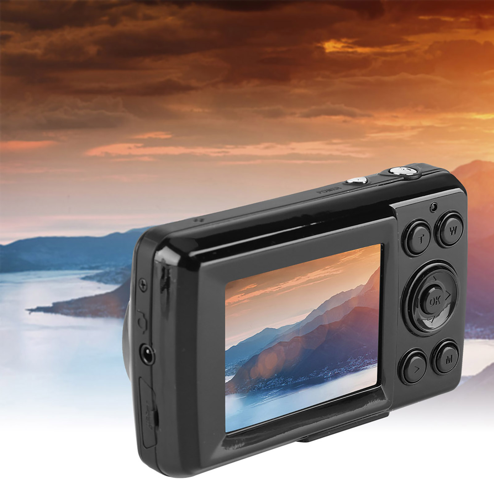 Schwarze Digitalkamera mit Berglandschaft. Der Hintergrund zeigt einen Sonnenuntergang über Bergen und Wasser.