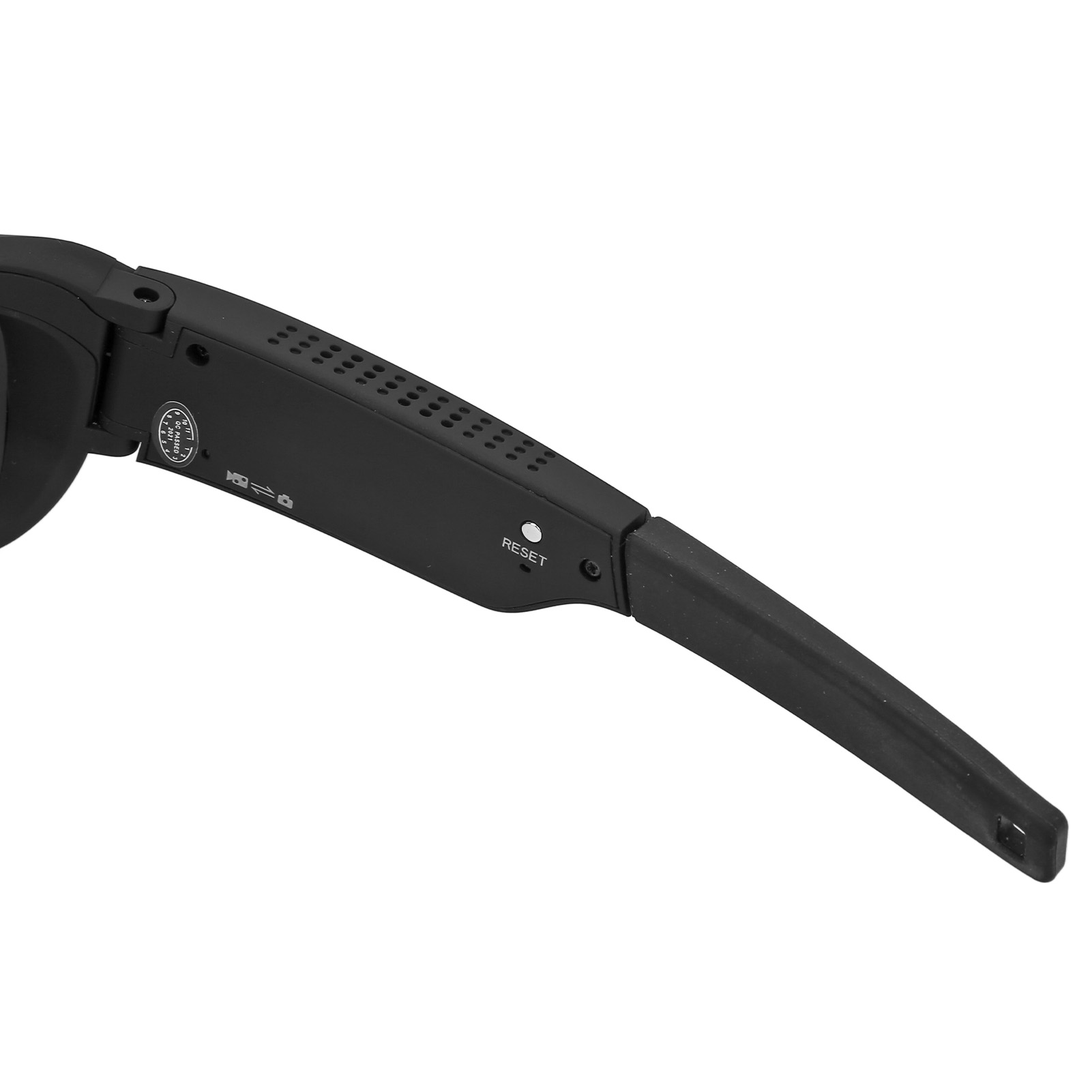 Nahaufnahme einer schwarzen Smart-Brille. Merkmale sind eine Reset-Taste, Luftschlitze und ein Scharnier. Isoliert auf Weiß.