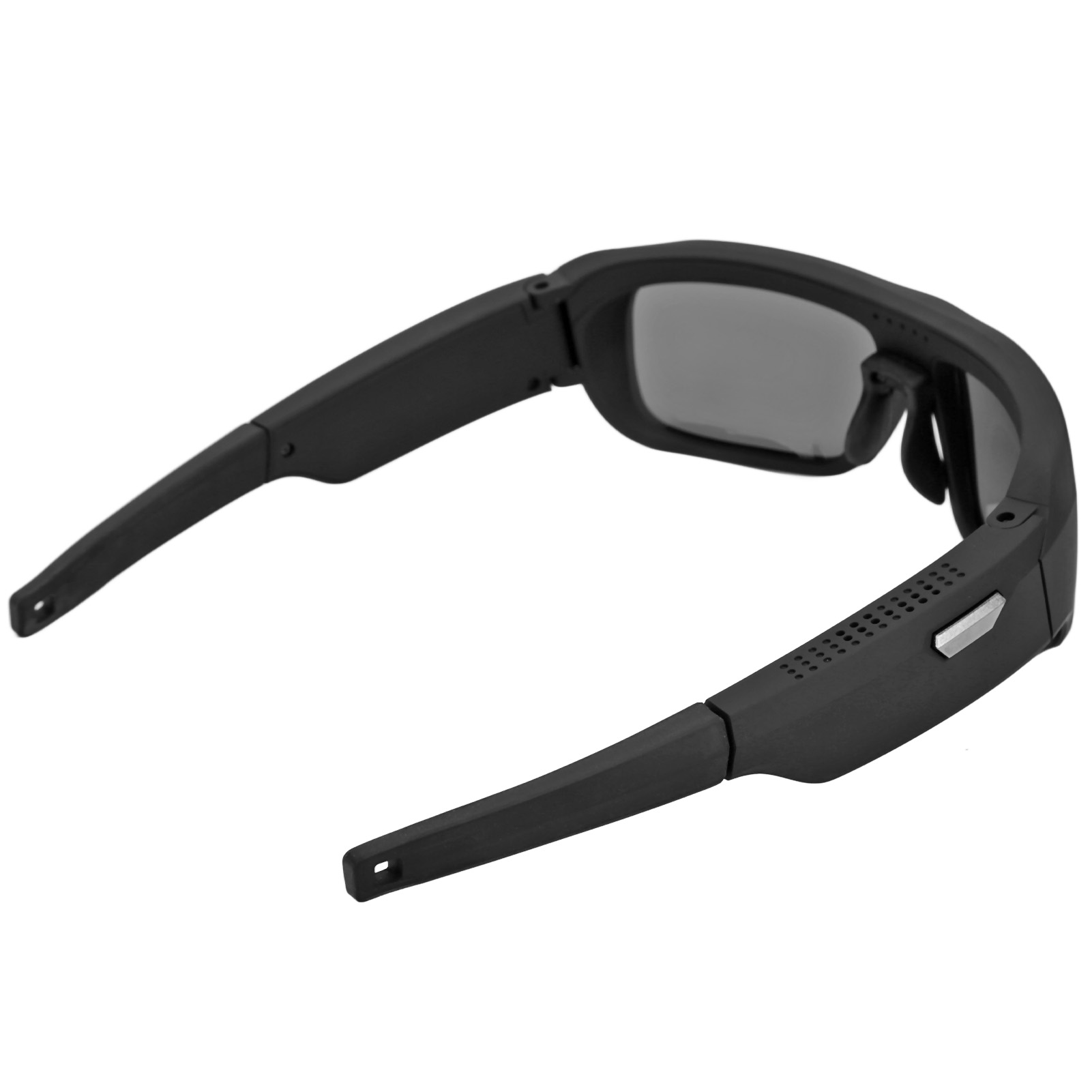 Schwarze Sonnenbrille mit dunklen Gläsern ist abgewinkelt. Die Bügel erstrecken sich nach außen. Auf dem rechten Arm befindet sich ein silberner Knopf.