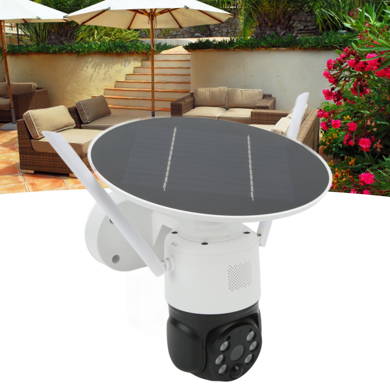 Weiße und schwarze Überwachungskamera mit Solarpanel, Antennen. Hintergrund umfasst Terrasse, Treppe und Pflanzen.