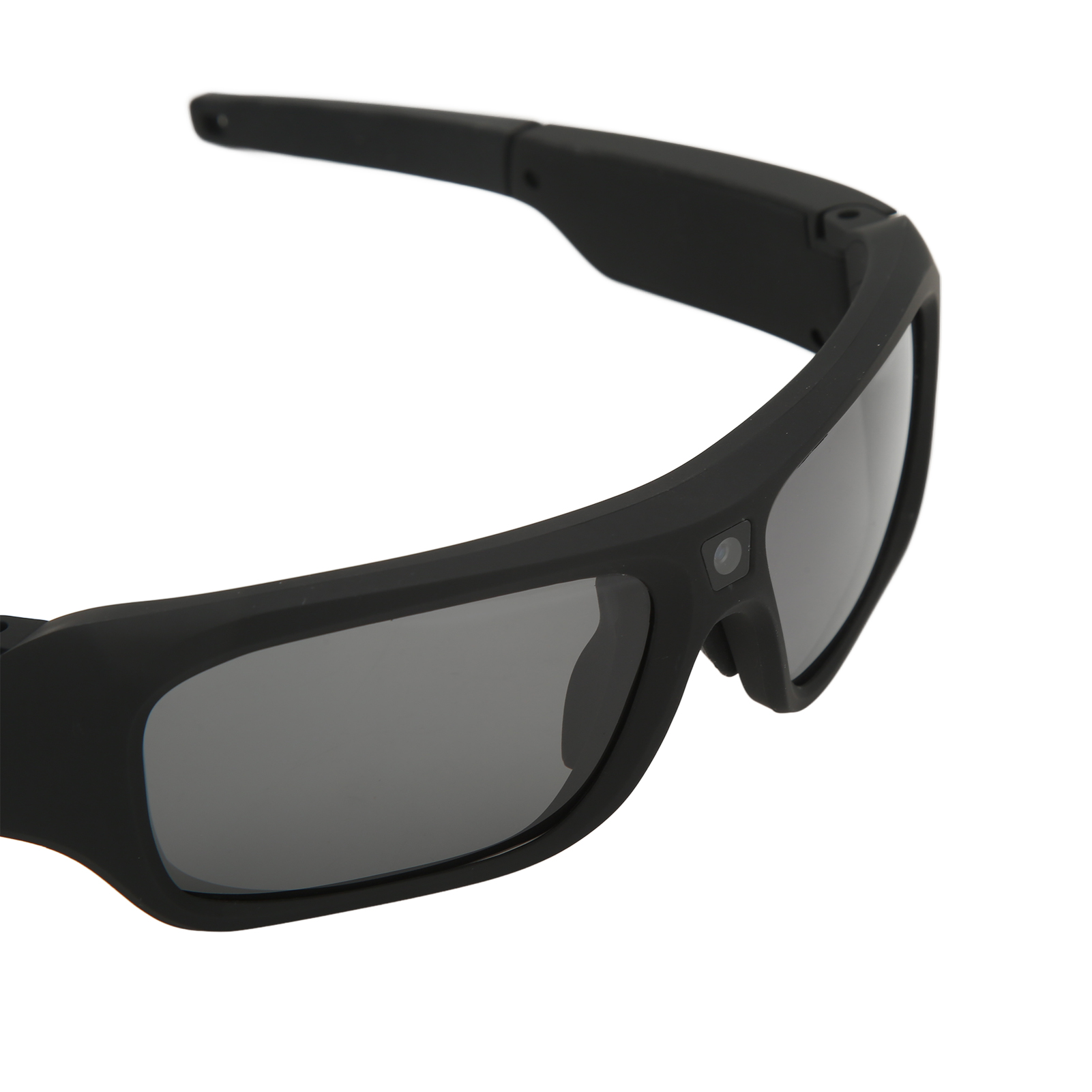 Schwarze Sonnenbrille mit Kamera. Die Gläser sind grau. Die Brille liegt schräg vor weißem Hintergrund.