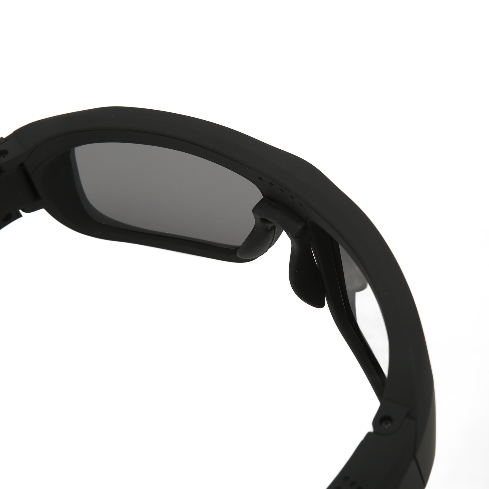 Nahaufnahme einer schwarzen Sonnenbrille. Die Gläser sind grau, der Rahmen hat ein schlankes, modernes Design vor weißem Hintergrund.
