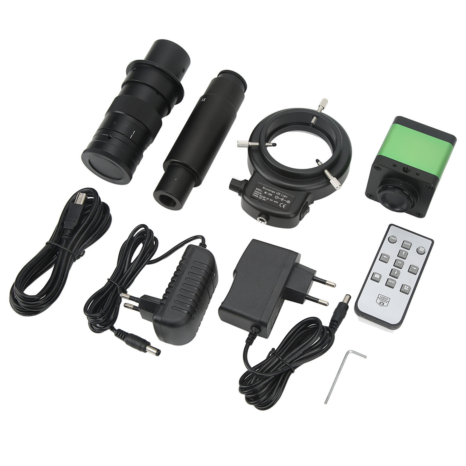 Verschiedene schwarze Mikroskopkomponenten, Netzteile, Kabel, eine Fernbedienung und eine grün-schwarze Kamera auf weißem Untergrund.