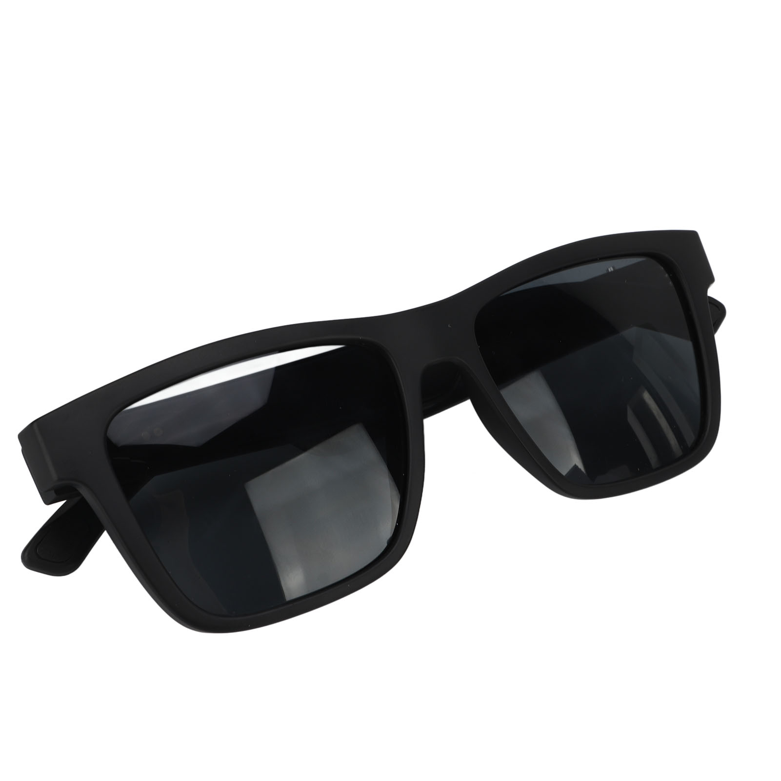 Schwarze Sonnenbrille mit dunklen Gläsern. Der Rahmen ist dick und quadratisch. Der Hintergrund ist weiß.