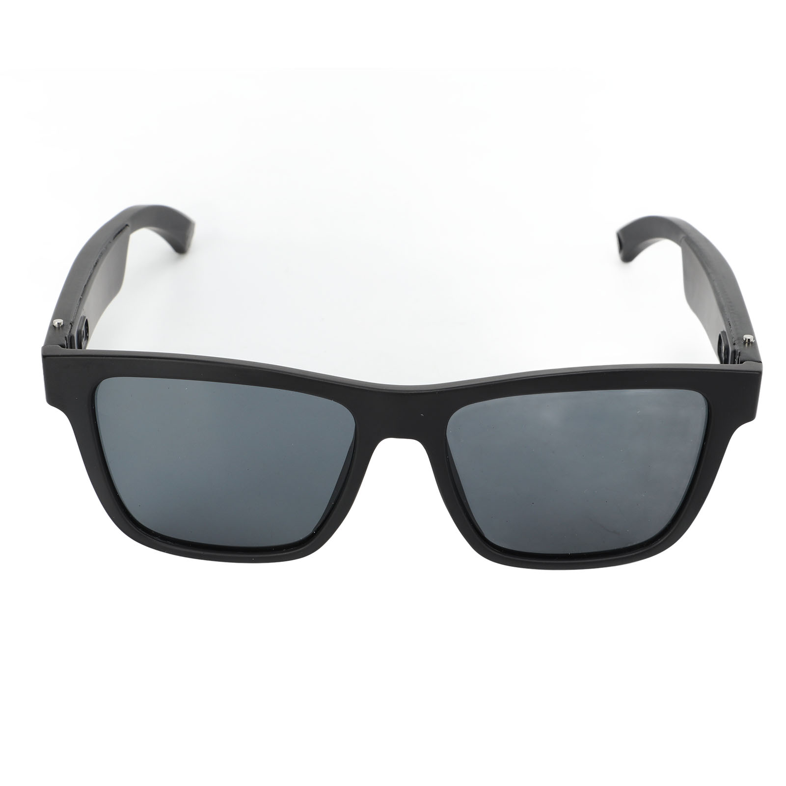 Schwarze Sonnenbrille mit dunklen Gläsern, rechteckigen Rahmen, auf weißem Hintergrund.