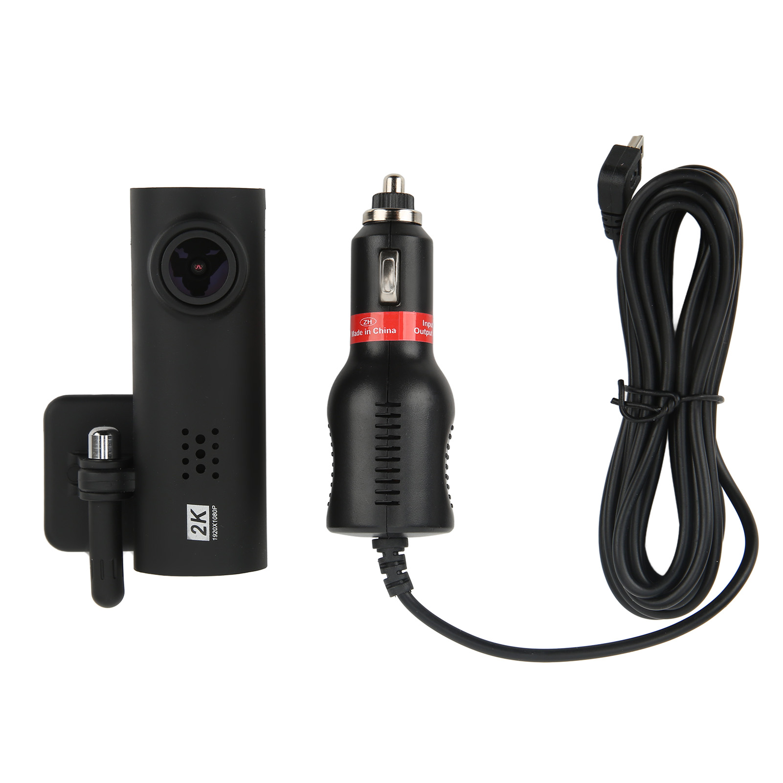 Ein schwarzes Armaturenbrett-Kamera-Set. Es umfasst die Kamera, das Autoladegerät und das USB-Kabel, alles auf weißem Hintergrund.