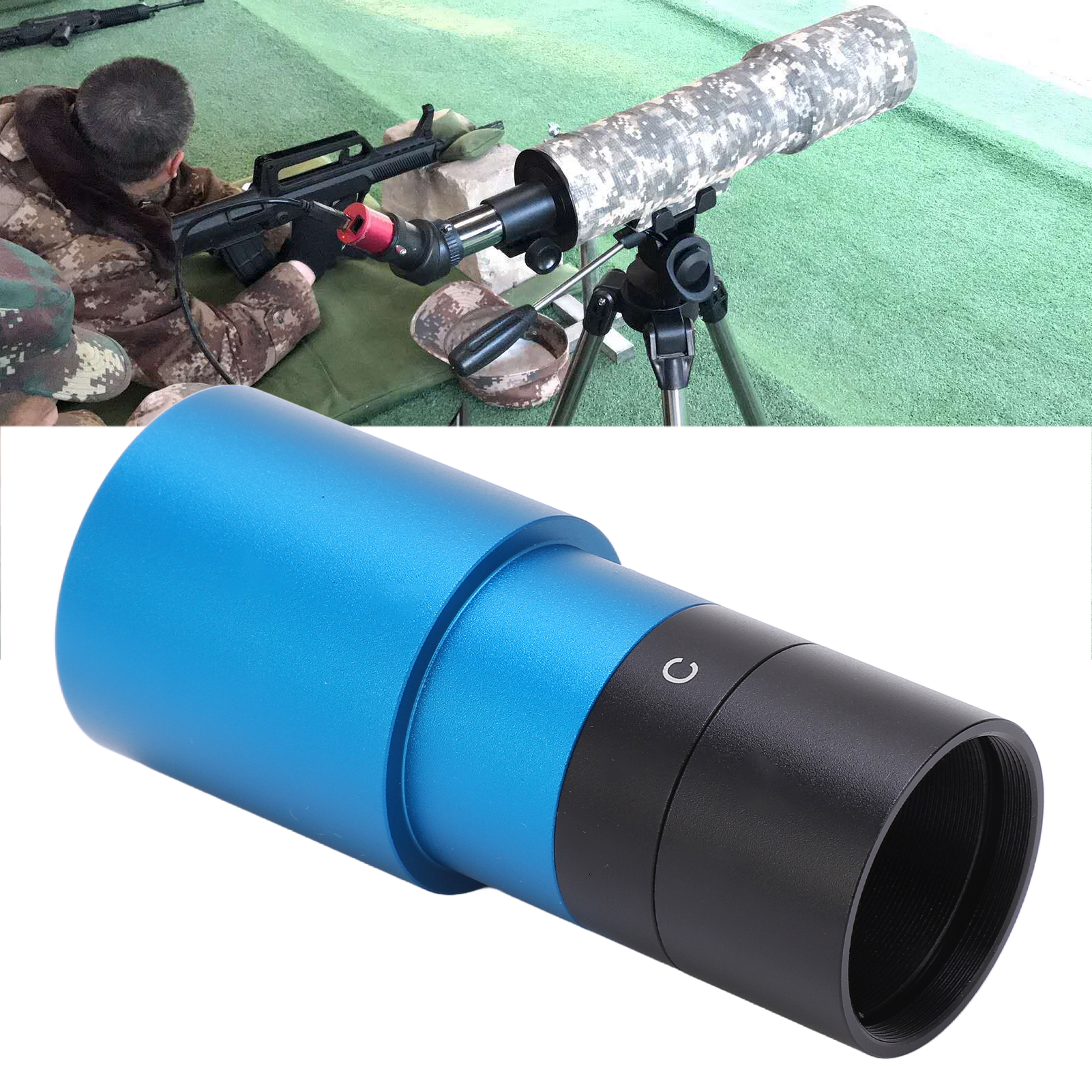 Eine Person zielt mit einem Gewehr durch ein getarntes Zielfernrohr, das auf einem Stativ montiert ist. Blaues und schwarzes Objektiv im Vordergrund.