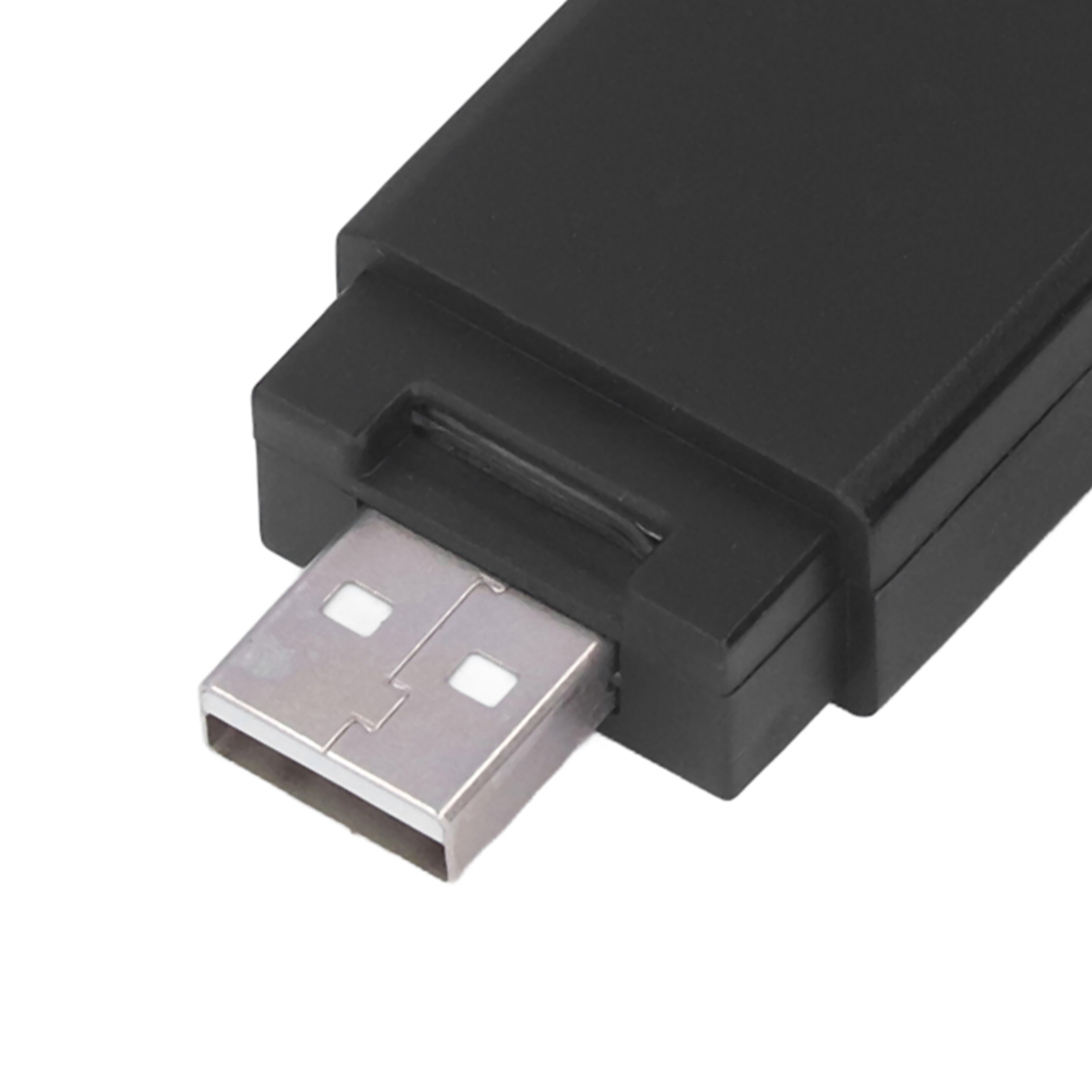 Nahaufnahme eines schwarzen USB-Anschlusses mit silbernem Metallende. Weißer Hintergrund. Der Anschluss ist zum Betrachter abgewinkelt.