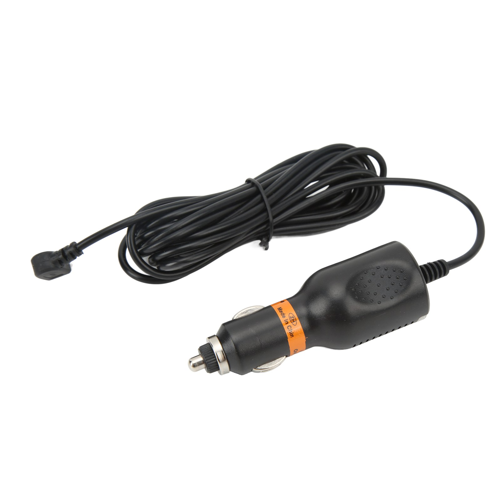 Ein schwarzes Autoladegerät mit einem aufgerollten Kabel. Es ist eingesteckt und hat ein oranges Etikett mit der Aufschrift "Made in China".