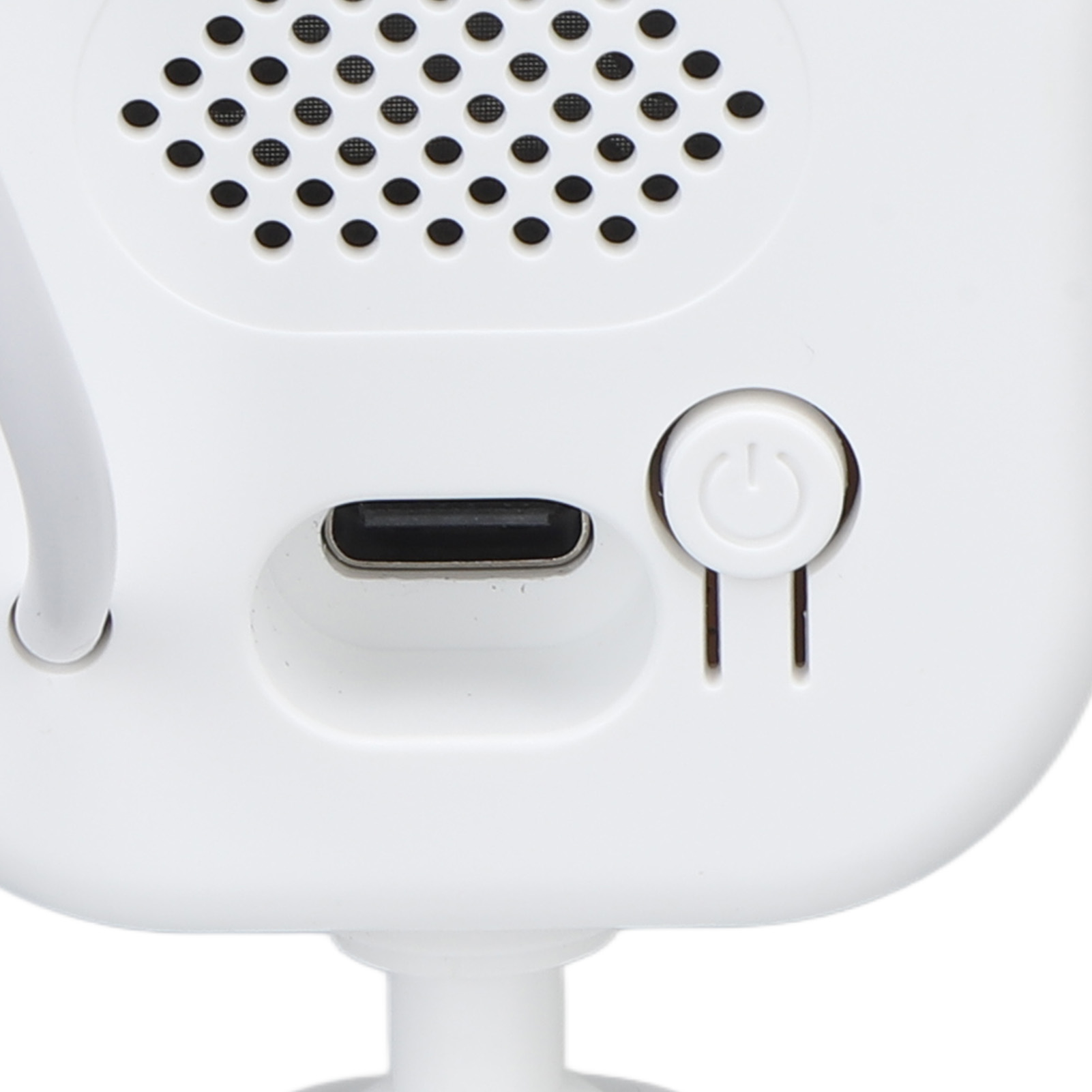 Nahaufnahme eines weißen Geräts mit Lautsprecherlöchern, einem USB-Anschluss und einer Ein-/Aus-Taste.