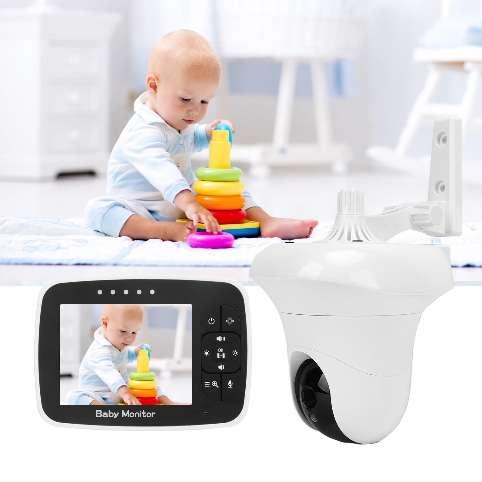 Ein Baby spielt mit einem bunten Stapelspielzeug. Ein Babyphone und eine Überwachungskamera sind ebenfalls vorhanden.
