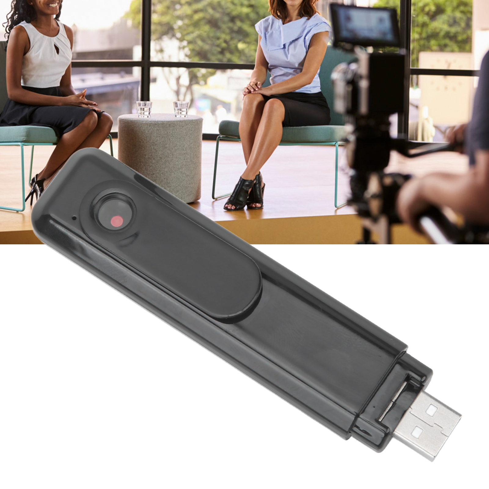 Ein schwarzer USB-Stick im Fokus. Im Hintergrund sitzen zwei Frauen in einem Studio, bereit für ein Interview.