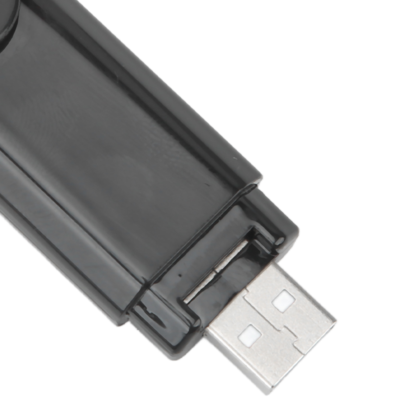 Ein schwarzer USB-Stick mit silbernem USB-Anschluss ist gegen einen weißen Hintergrund nach rechts unten abgewinkelt.