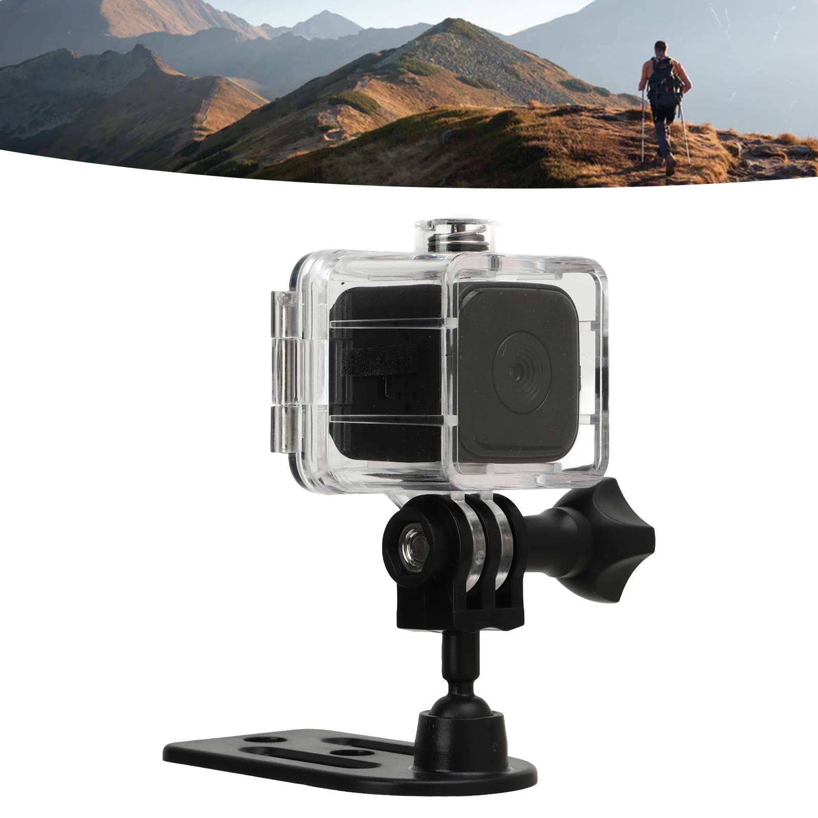 Eine klare Action-Kamera in einem Gehäuse ist auf einer schwarzen Halterung montiert. Berge und ein Wanderer sind im Hintergrund.