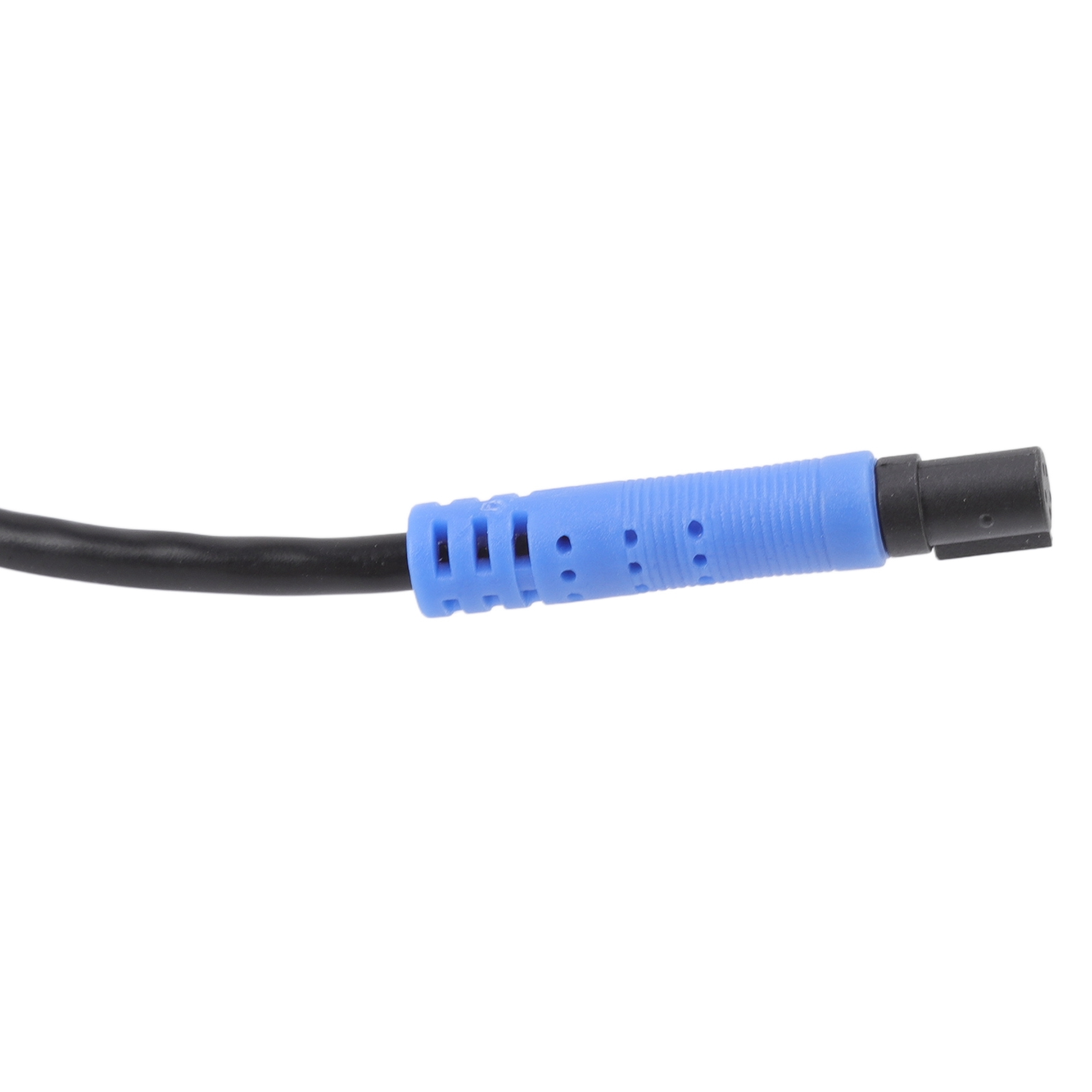 Ein schwarzes Kabel mit einem blauen Kunststoffstecker. Der Stecker hat Löcher. Der Hintergrund ist weiß.