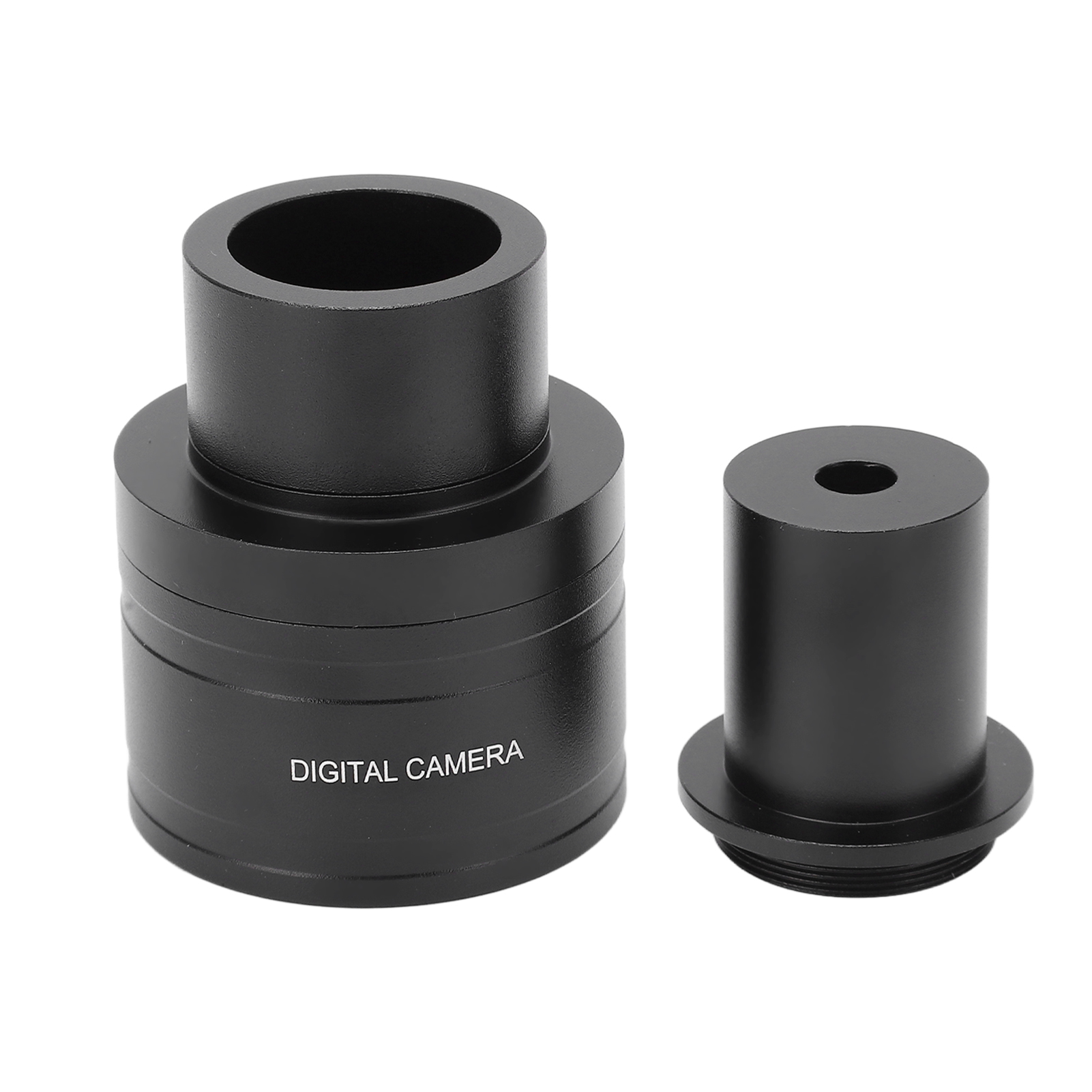 Zwei schwarze zylindrische Kameraadapter. Einer größer, beschriftet mit 'DIGITAL CAMERA'. Der andere kleiner und abgetrennt.